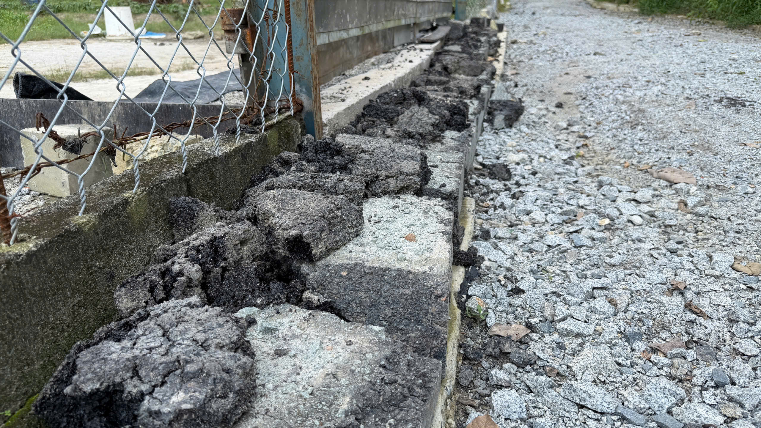 TP.HCM: Đường tiền tỉ mới làm xong đã hư hỏng, liệu có tiêu cực?- Ảnh 5. TP.HCM: Đường tiền tỉ mới làm xong đã hư hỏng, liệu có tiêu cực?- Ảnh 5.