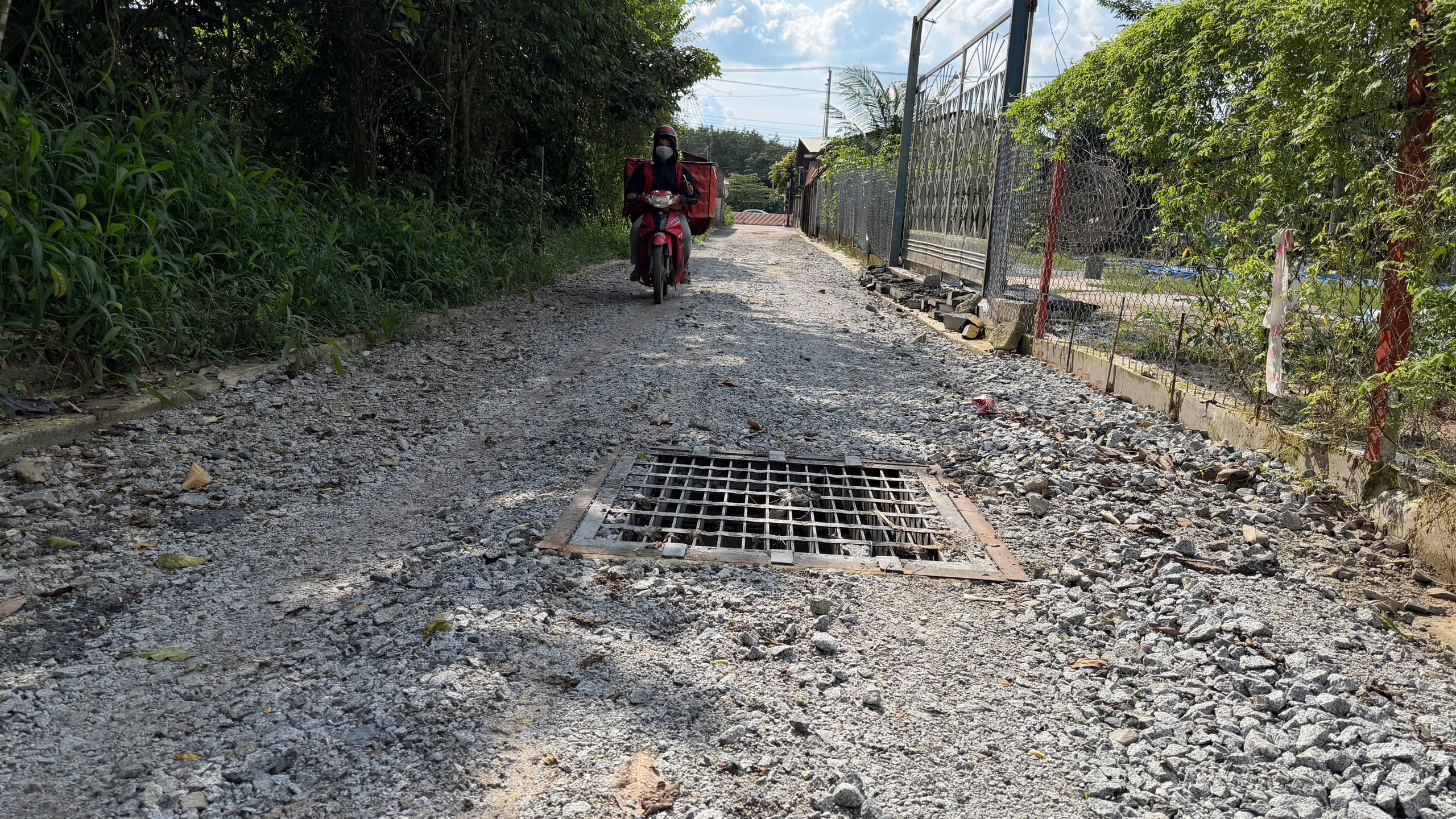 TP.HCM: Đường tiền tỉ mới làm xong đã hư hỏng, liệu có tiêu cực?- Ảnh 4. TP.HCM: Đường tiền tỉ mới làm xong đã hư hỏng, liệu có tiêu cực?- Ảnh 4.