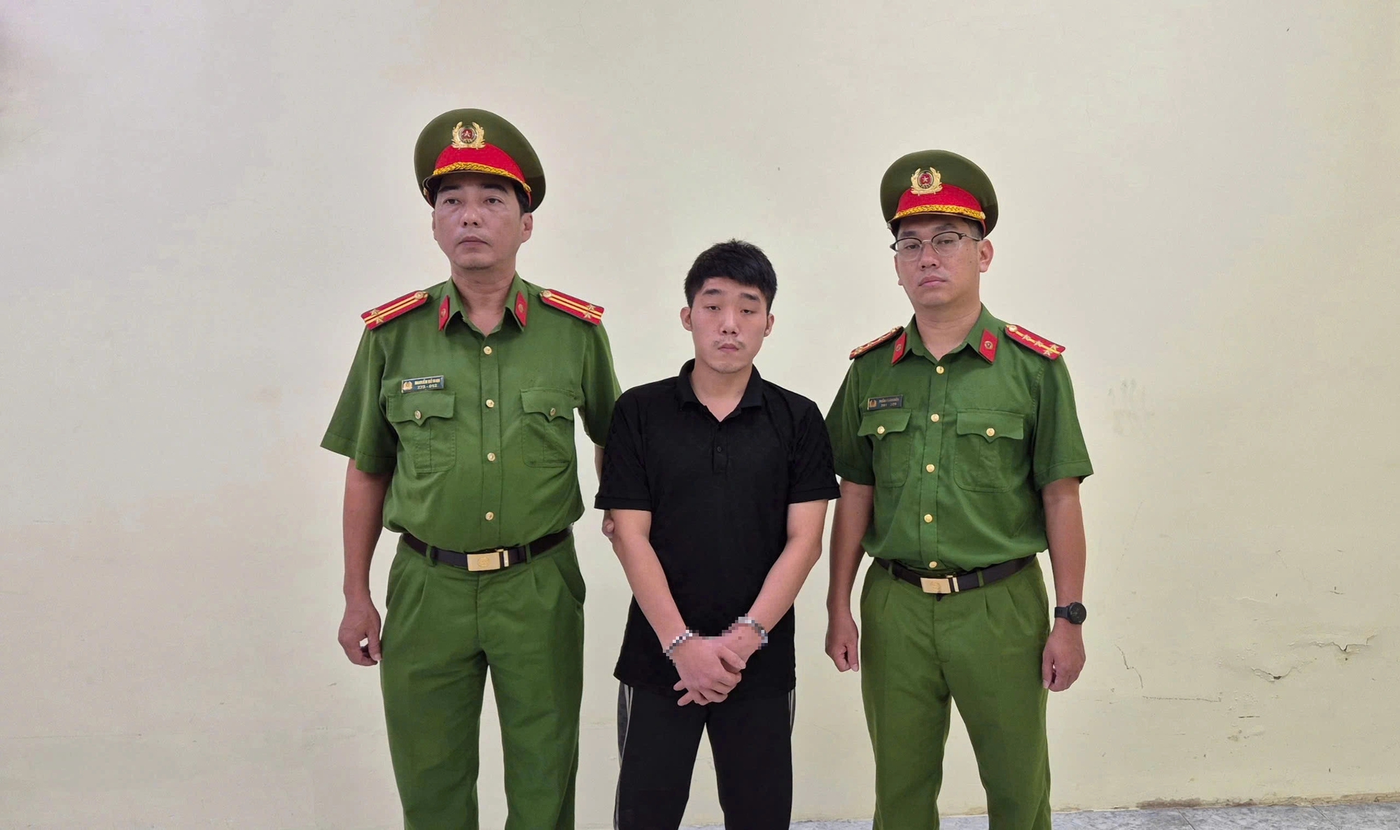 TikToker Dù Bầu Trời bị bắt vì học theo 'Tàng Keng Ông Trùm'- Ảnh 1.