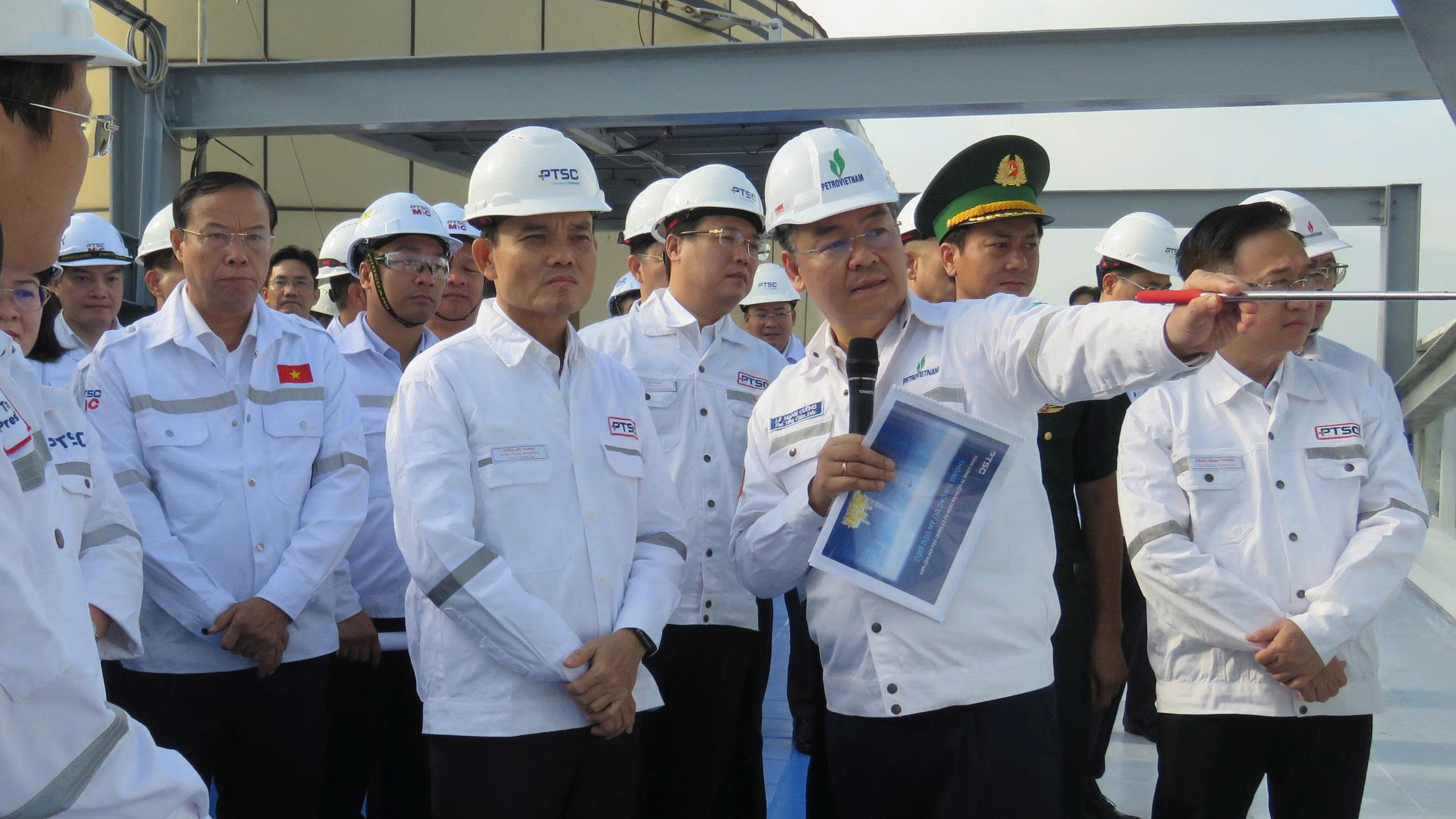 Petrovietnam gắn biển công trình chân đế có vốn đầu tư 3.300 tỉ đồng - Ảnh 1.