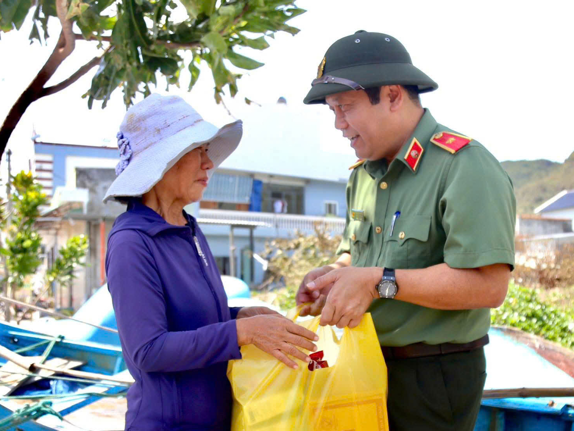 Bộ Công an hỗ trợ 40 tấn hàng cứu trợ người dân Gia Lai sau bão Kalmaegi - Ảnh 1.