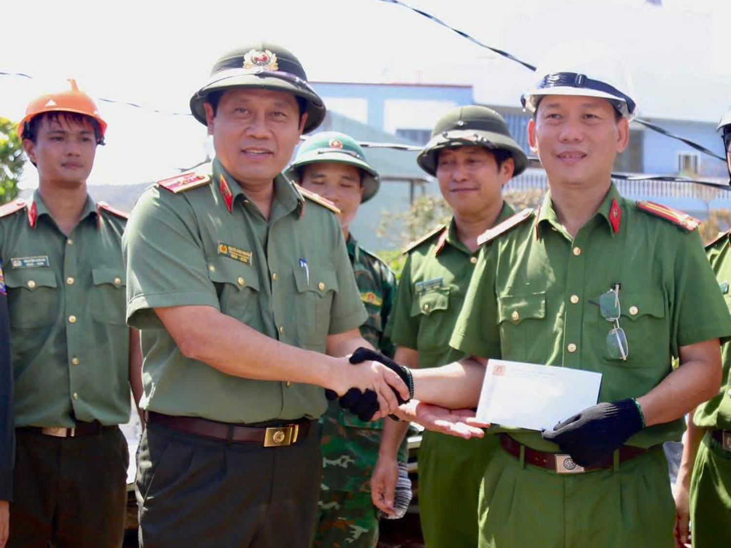 Bộ Công an hỗ trợ 40 tấn hàng cứu trợ người dân Gia Lai sau bão Kalmaegi - Ảnh 2.