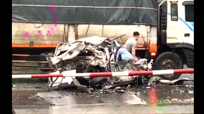 Tài xế an toàn chui ra khỏi xe ô tô bị 'vò nát' sau tai nạn - Ảnh 1. Tài xế an toàn chui ra khỏi xe ô tô bị 'vò nát' sau tai nạn - Ảnh 1.