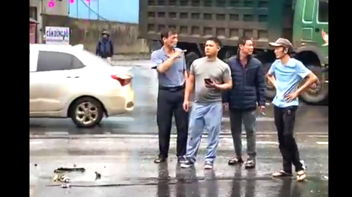 Tài xế an toàn chui ra khỏi xe ô tô bị 'vò nát' sau tai nạn - Ảnh 2. Tài xế an toàn chui ra khỏi xe ô tô bị 'vò nát' sau tai nạn - Ảnh 2.