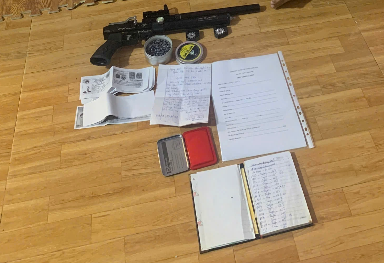 Đồng Nai: Phá đường dây cho vay nặng lãi có súng, chạy quảng cáo trên Facebook- Ảnh 2. Đồng Nai: Phá đường dây cho vay nặng lãi có súng, chạy quảng cáo trên Facebook- Ảnh 2.