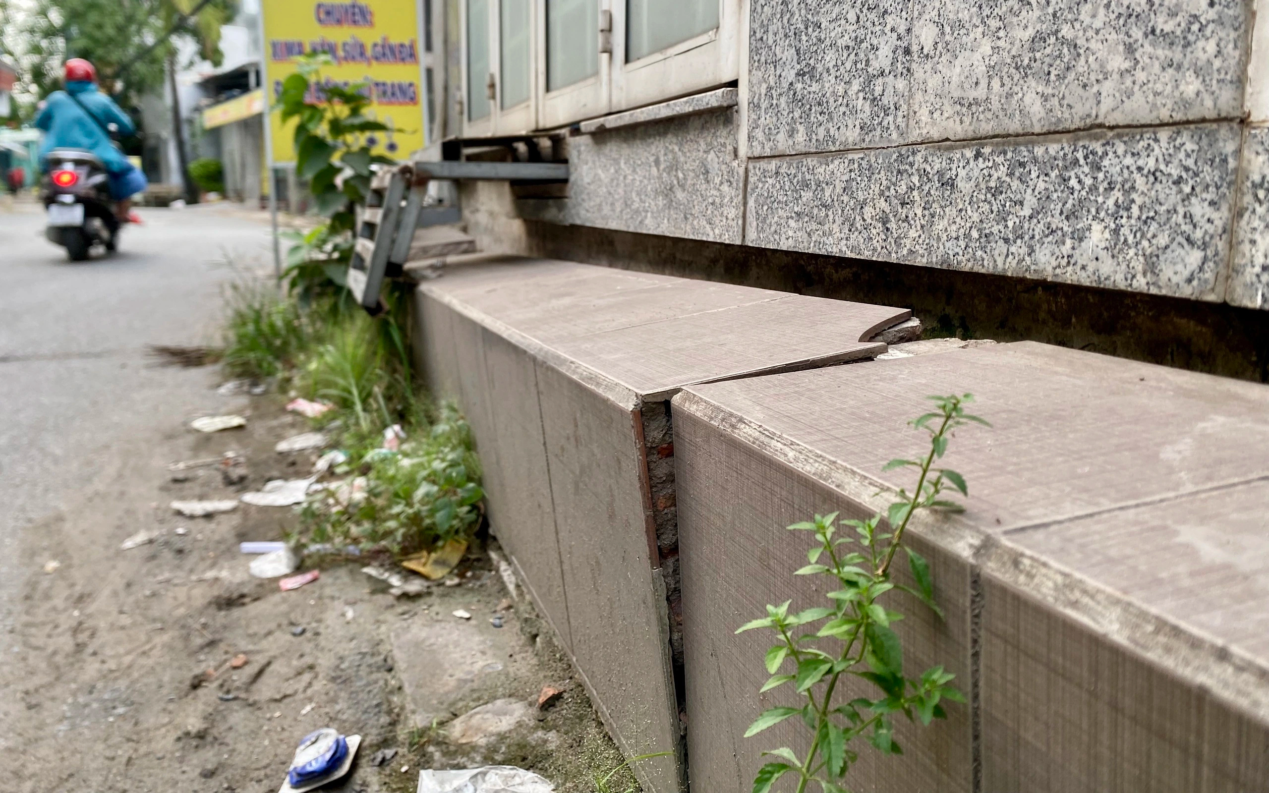 Phường lún nhanh nhất TP.HCM 'chìm' gần 1 mét: Nhiều nhà dân nứt tường, vỡ nền- Ảnh 2.