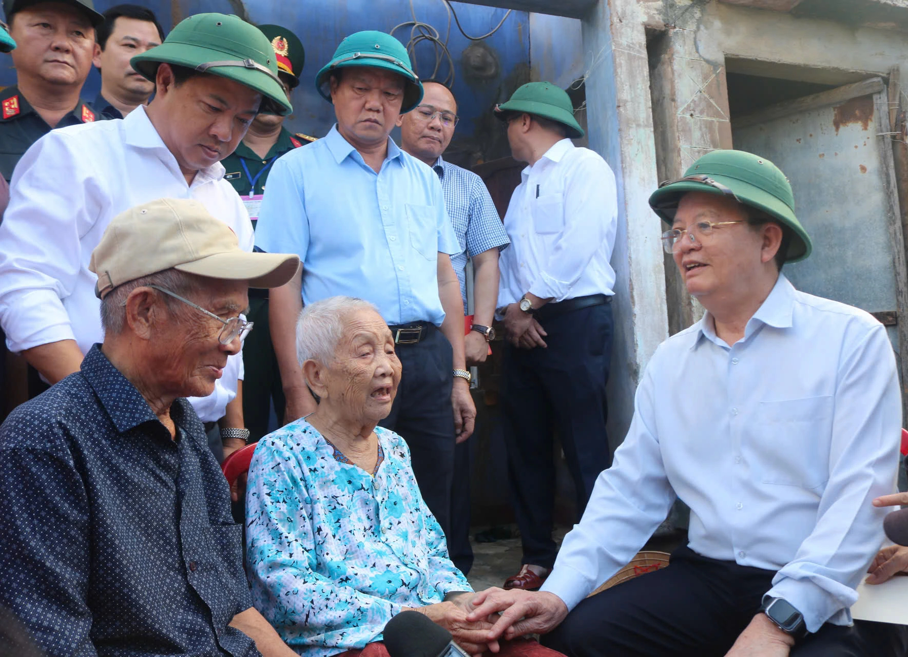 Phó thủ tướng Mai Văn Chính thăm người dân Đắk Lắk khắc phục hậu quả bão Kalmaegi - Ảnh 2.
