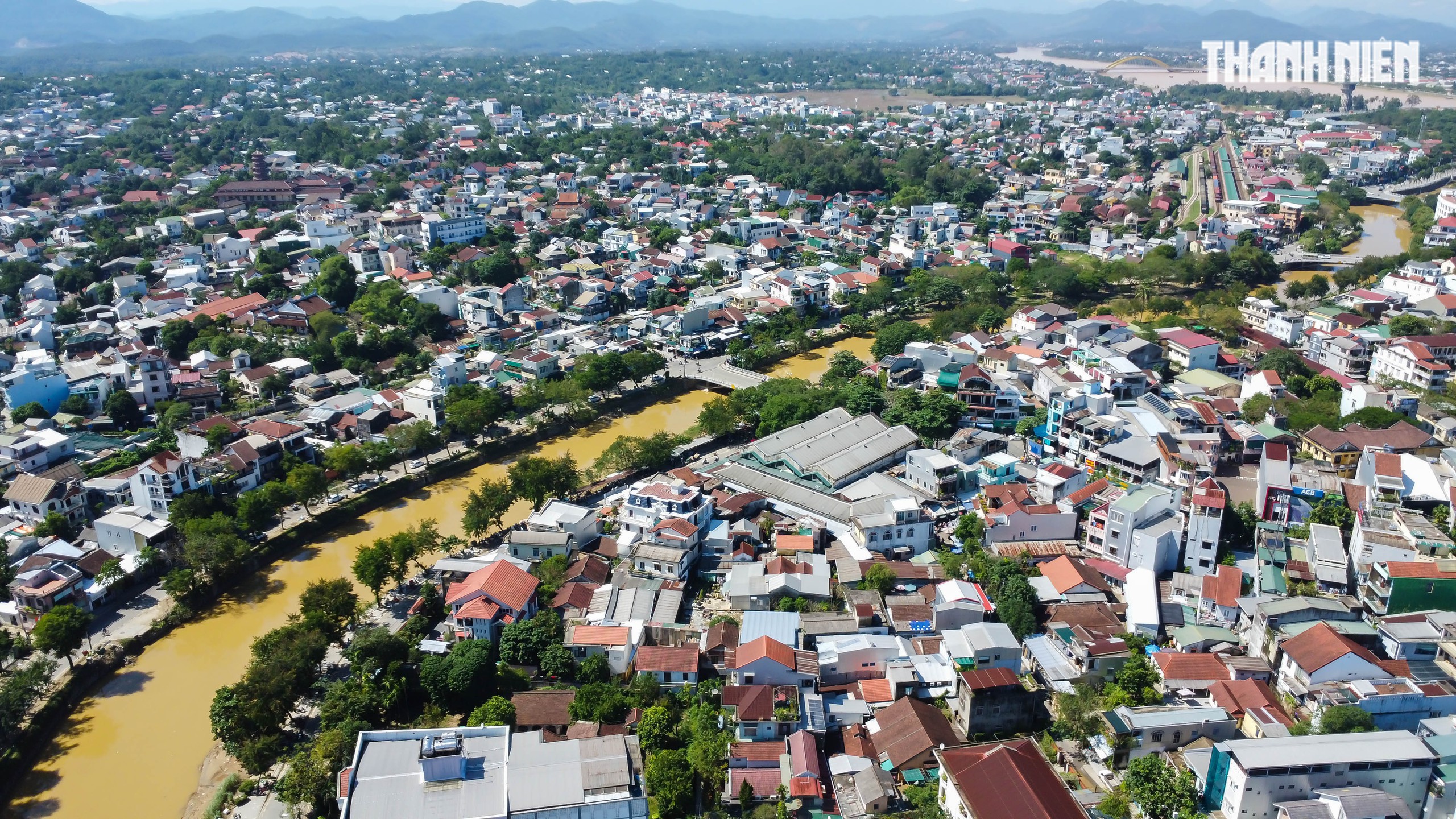 Huế sau lũ lịch sử: Nắng lên, lòng người phấn khởi - Ảnh 13.