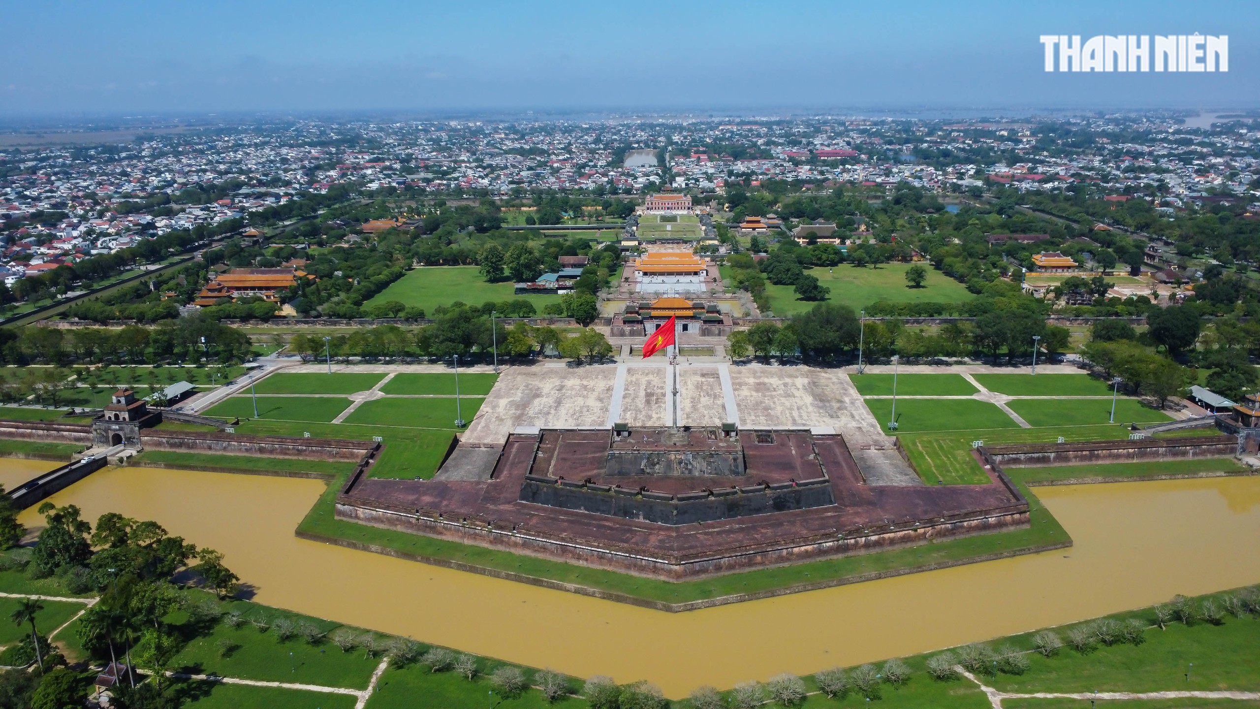 Huế sau lũ lịch sử: Nắng lên, lòng người phấn khởi - Ảnh 8.