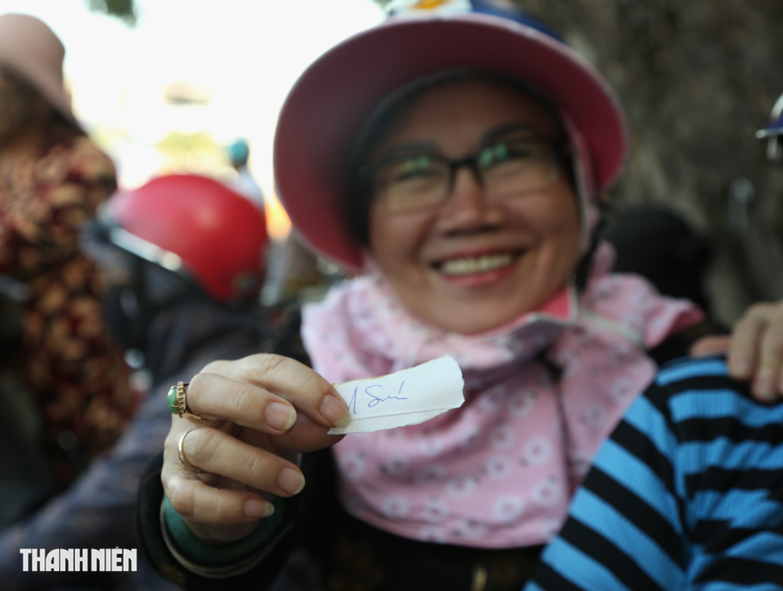 Mất điện sau bão: Chuyện phát 'tem phiếu' của bà Sáu khiến cả xóm ấm lòng - Ảnh 3.