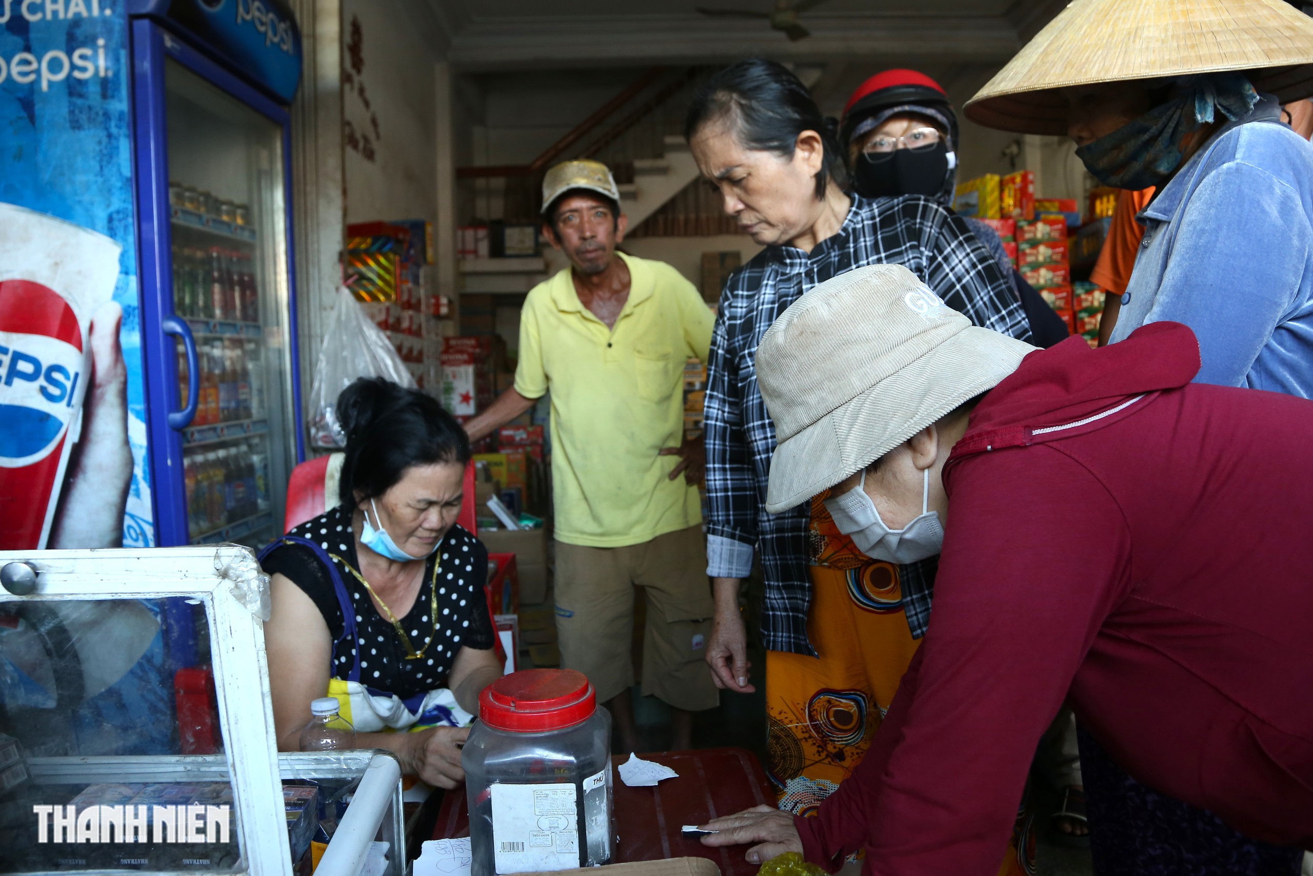 Mất điện sau bão: Chuyện phát 'tem phiếu' của bà Sáu khiến cả xóm ấm lòng - Ảnh 2.