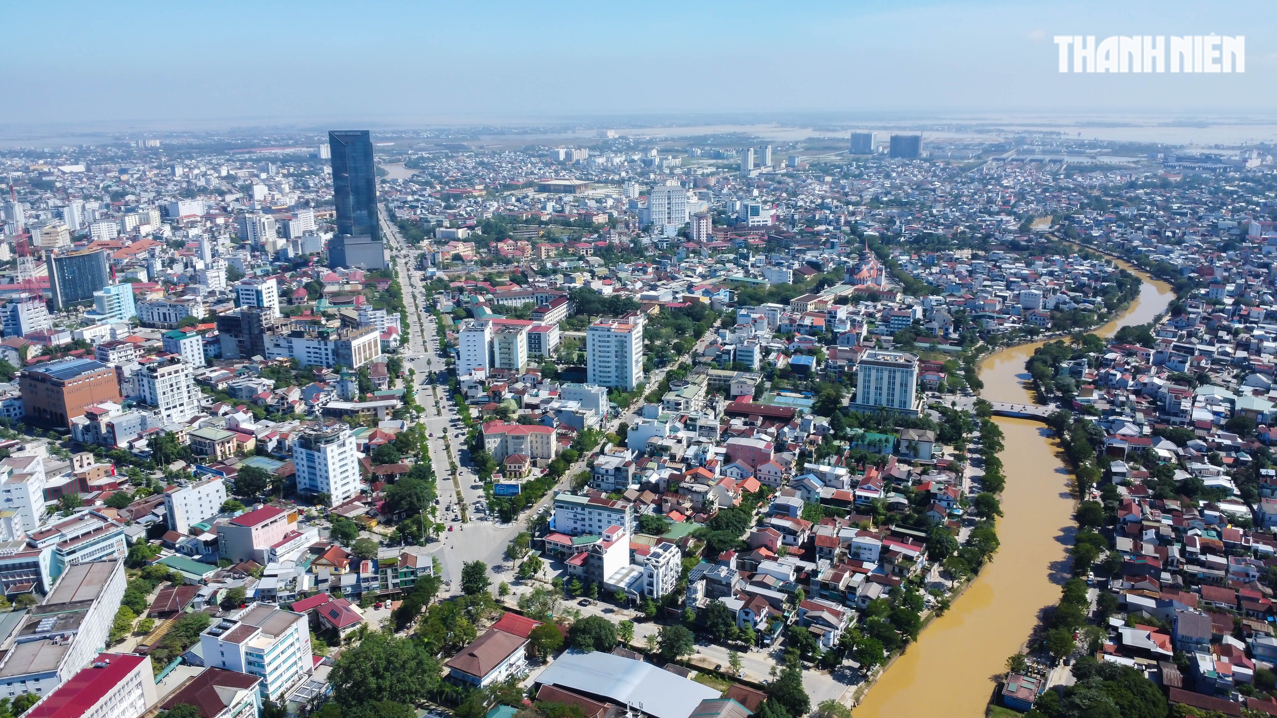 Huế sau lũ lịch sử: Nắng lên, lòng người phấn khởi - Ảnh 1.