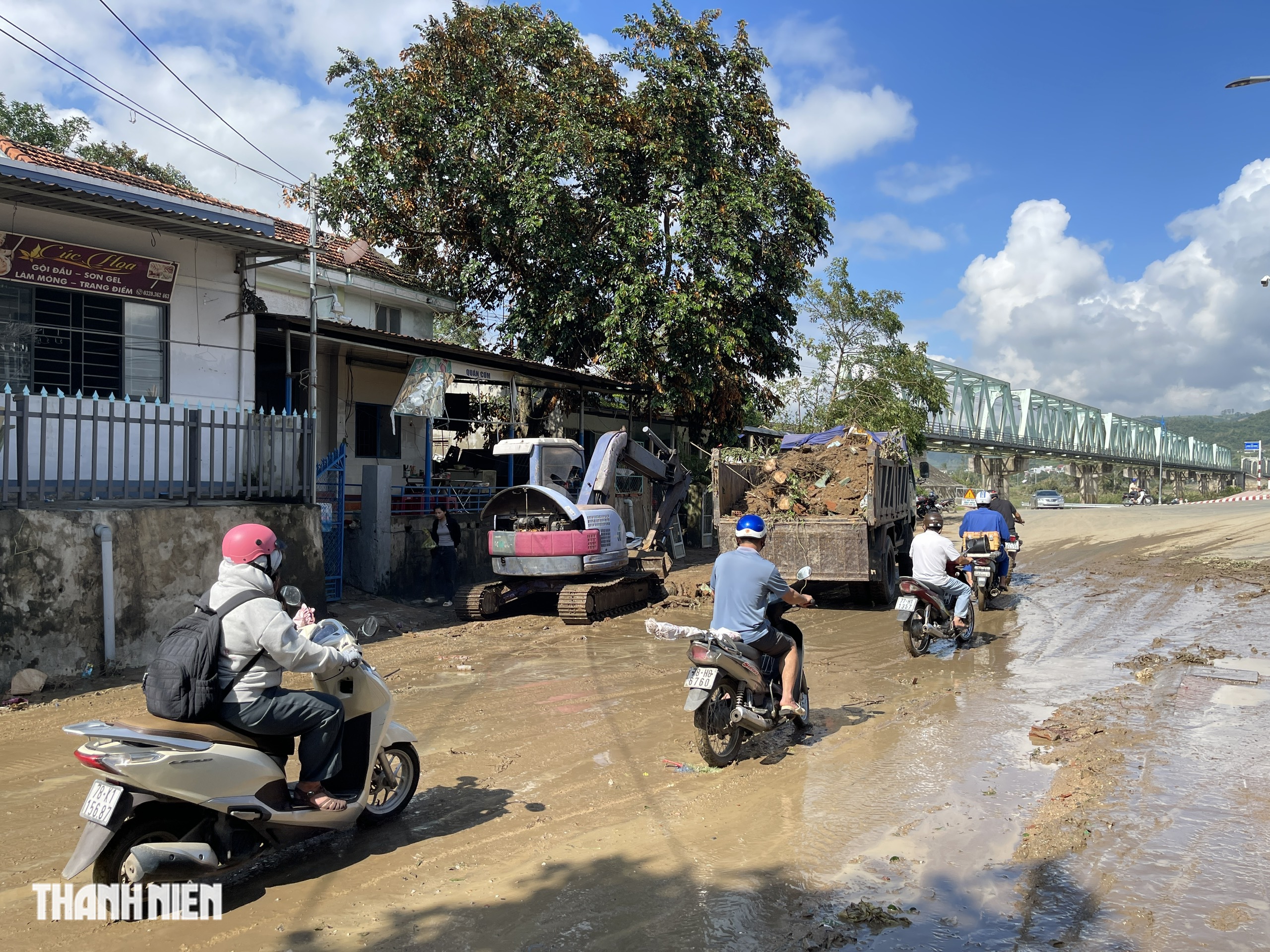 ‘Rốn lũ’ Đắk Lắk: Người dân oằn mình dọn rác sau bão - Ảnh 6.