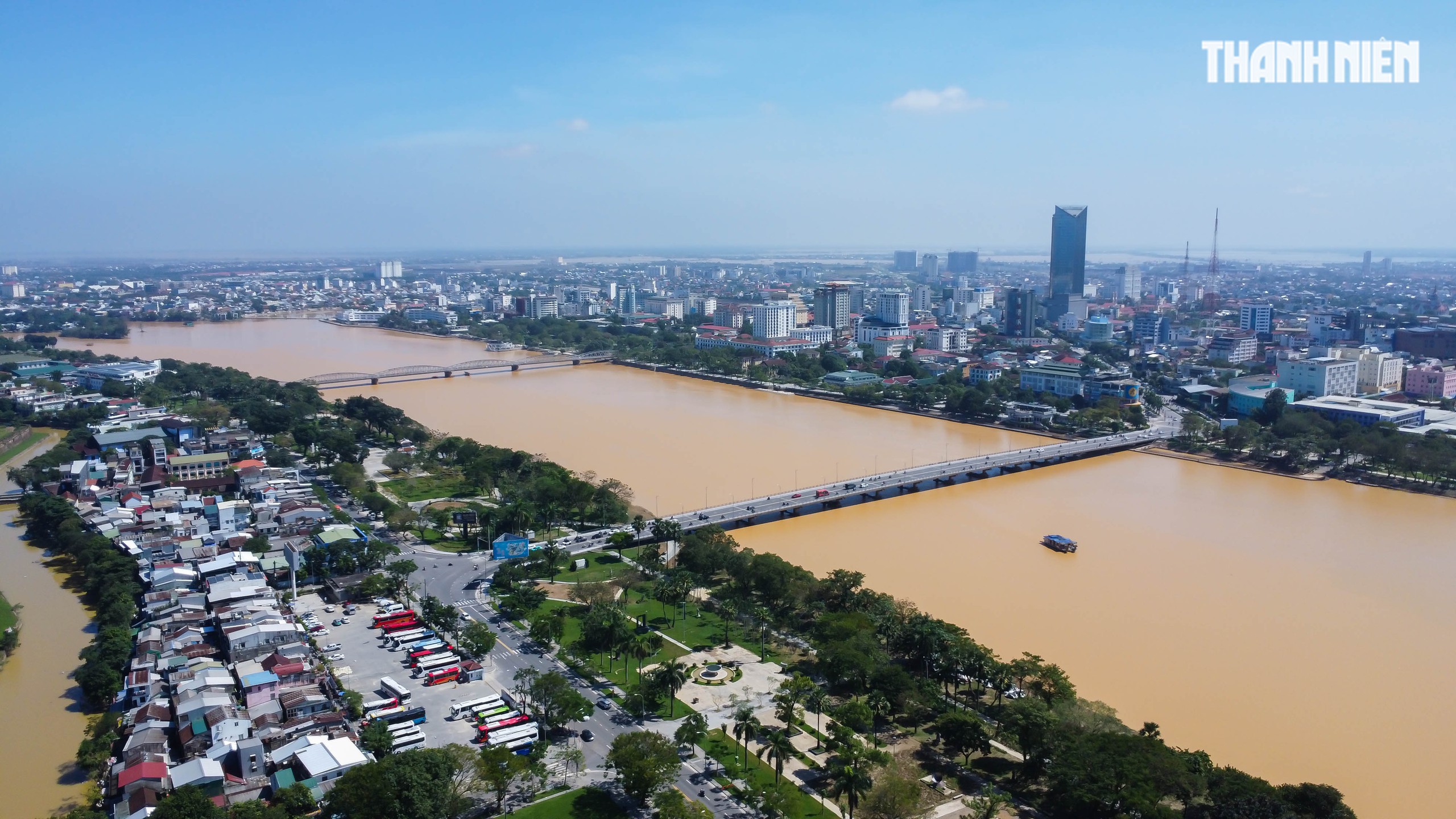 Huế sau lũ lịch sử: Nắng lên, lòng người phấn khởi - Ảnh 2.