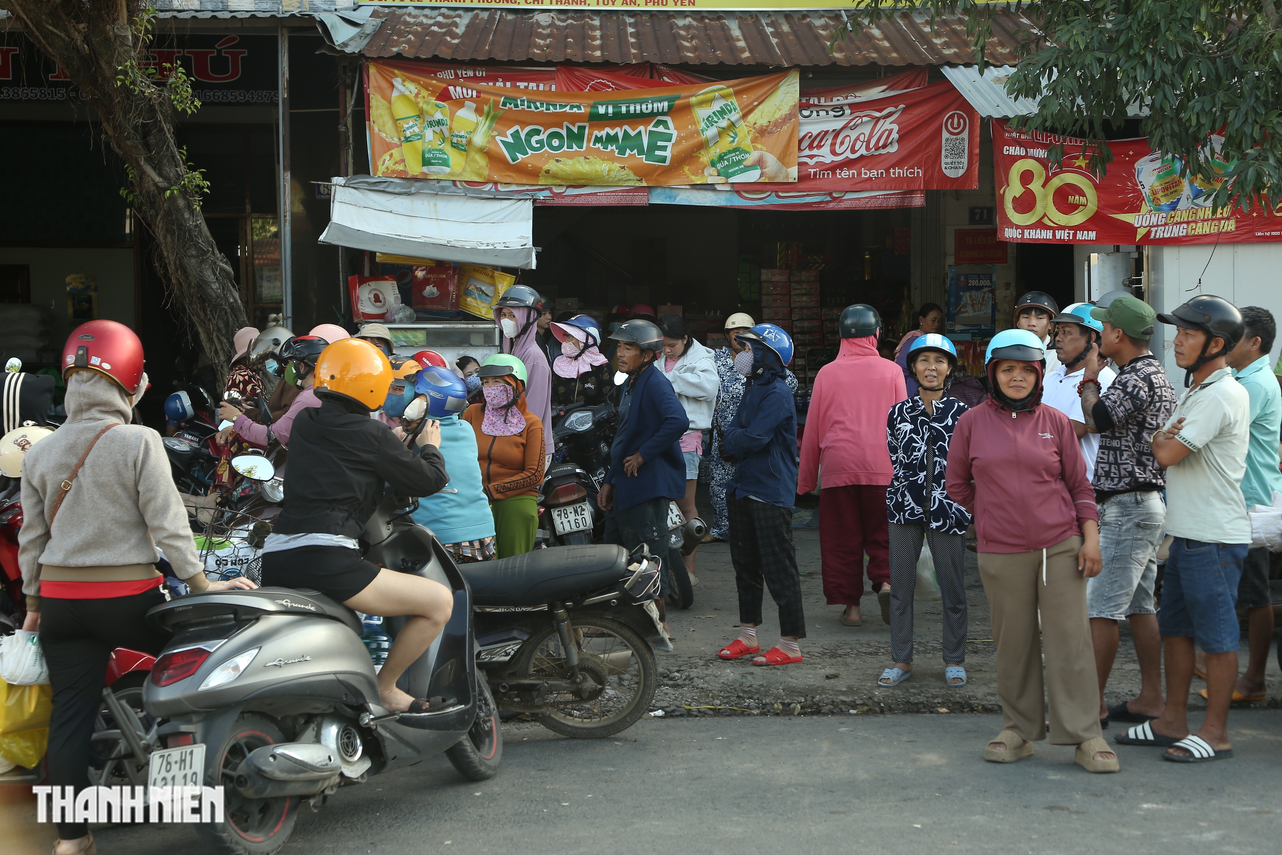 Mất điện sau bão: Chuyện phát 'tem phiếu' của bà Sáu khiến cả xóm ấm lòng - Ảnh 1.