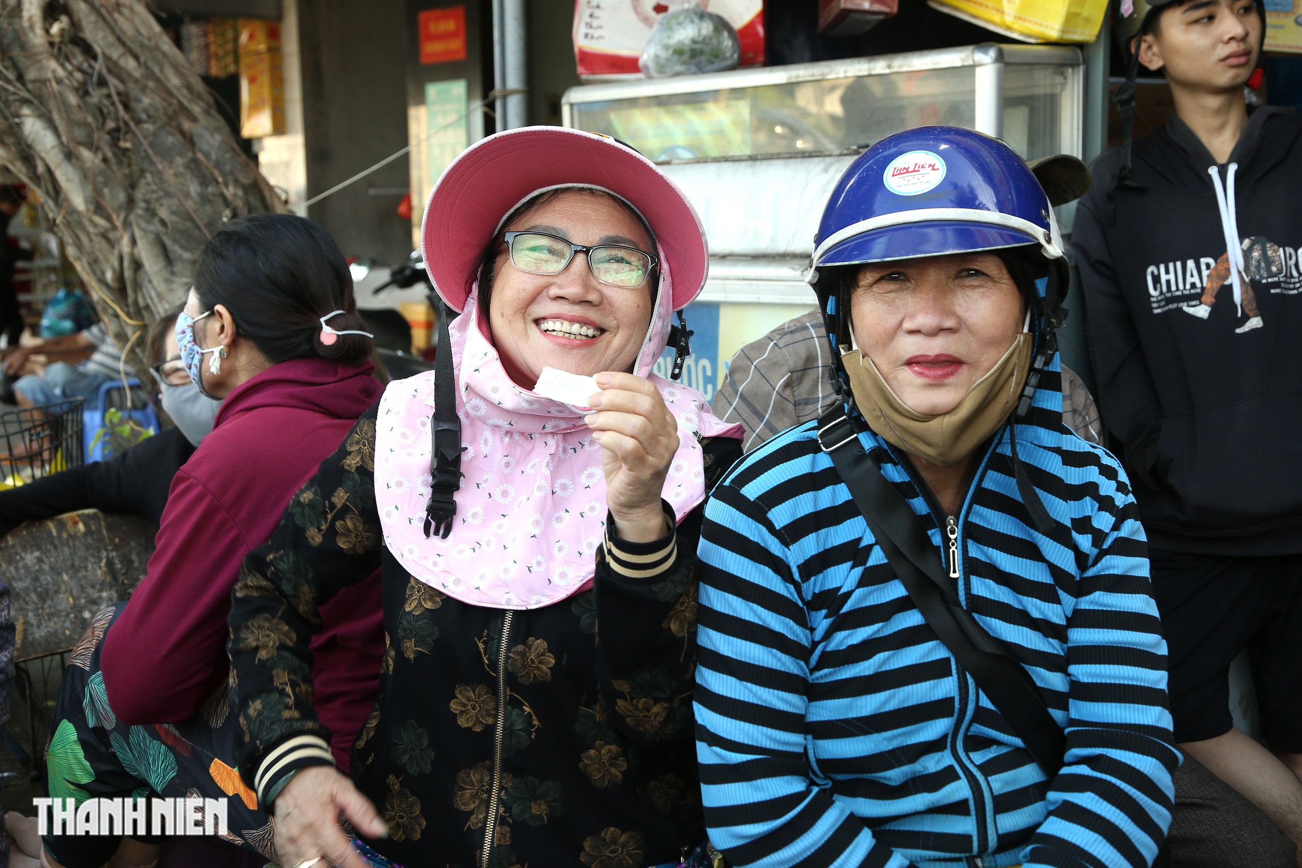 Mất điện sau bão: Chuyện phát 'tem phiếu' của bà Sáu khiến cả xóm ấm lòng - Ảnh 4.