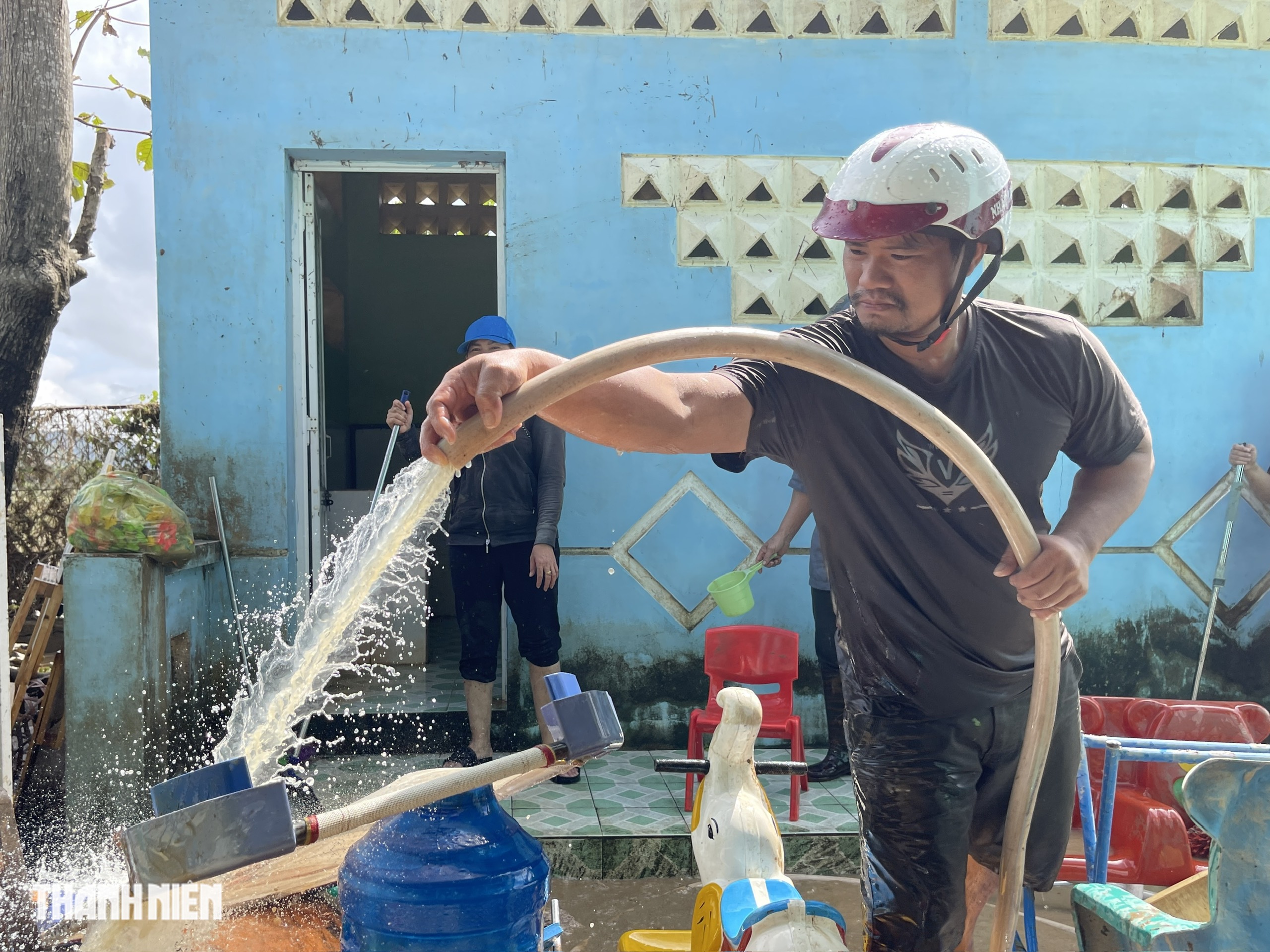 ‘Rốn lũ’ Đắk Lắk: Người dân oằn mình dọn rác sau bão - Ảnh 7.