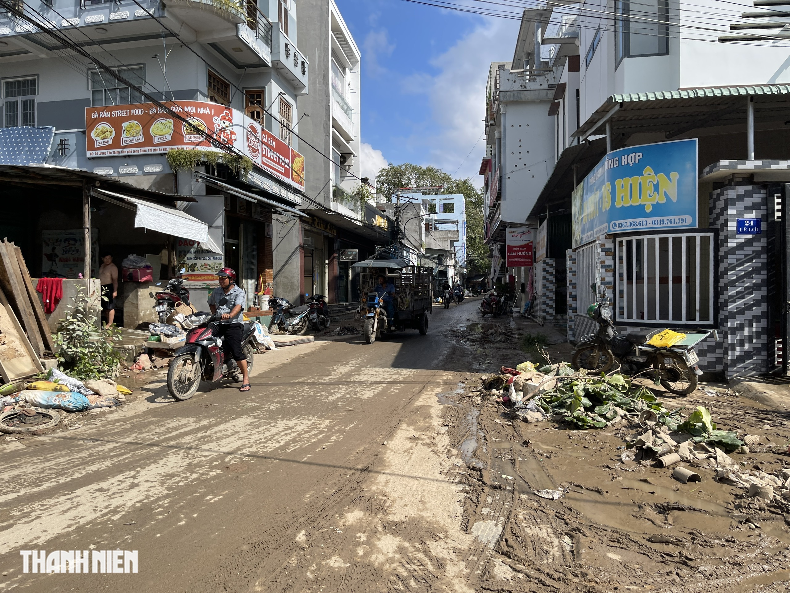 ‘Rốn lũ’ Đắk Lắk: Người dân oằn mình dọn rác sau bão - Ảnh 1.