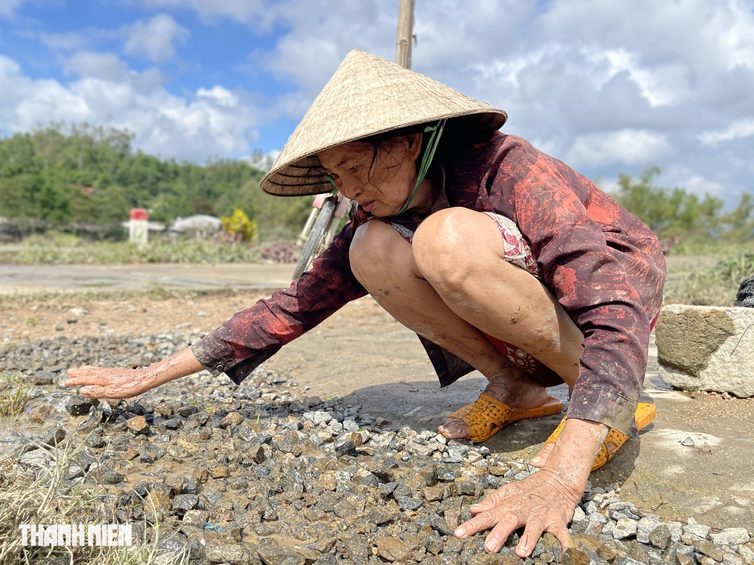 ‘Rốn lũ’ Đắk Lắk: Người dân oằn mình dọn rác sau bão - Ảnh 4.