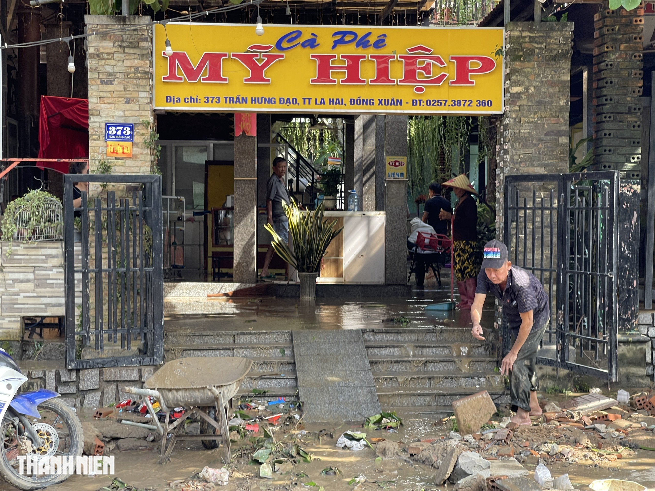 ‘Rốn lũ’ Đắk Lắk: Người dân oằn mình dọn rác sau bão - Ảnh 2.