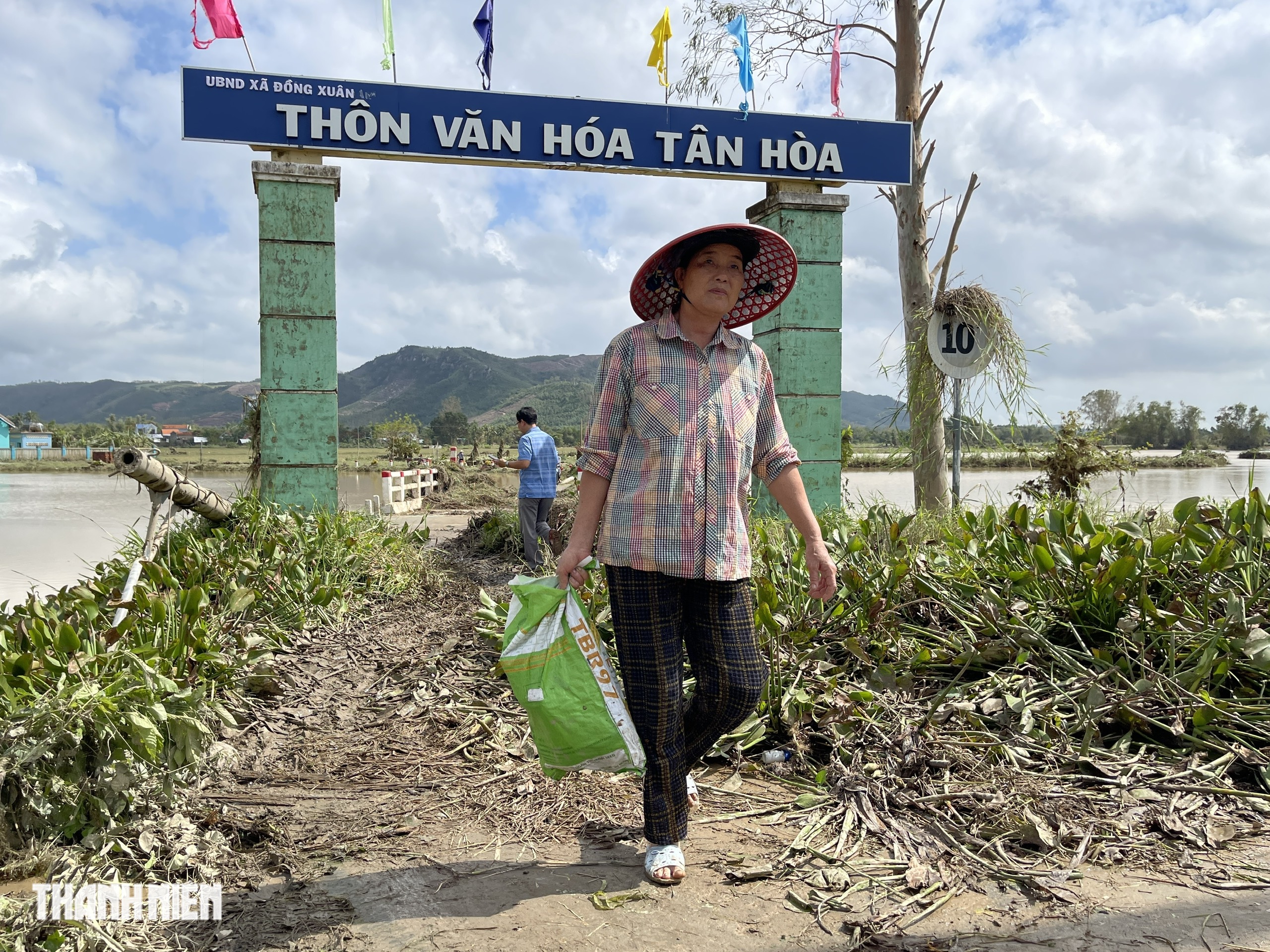 ‘Rốn lũ’ Đắk Lắk: Người dân oằn mình dọn rác sau bão - Ảnh 5.