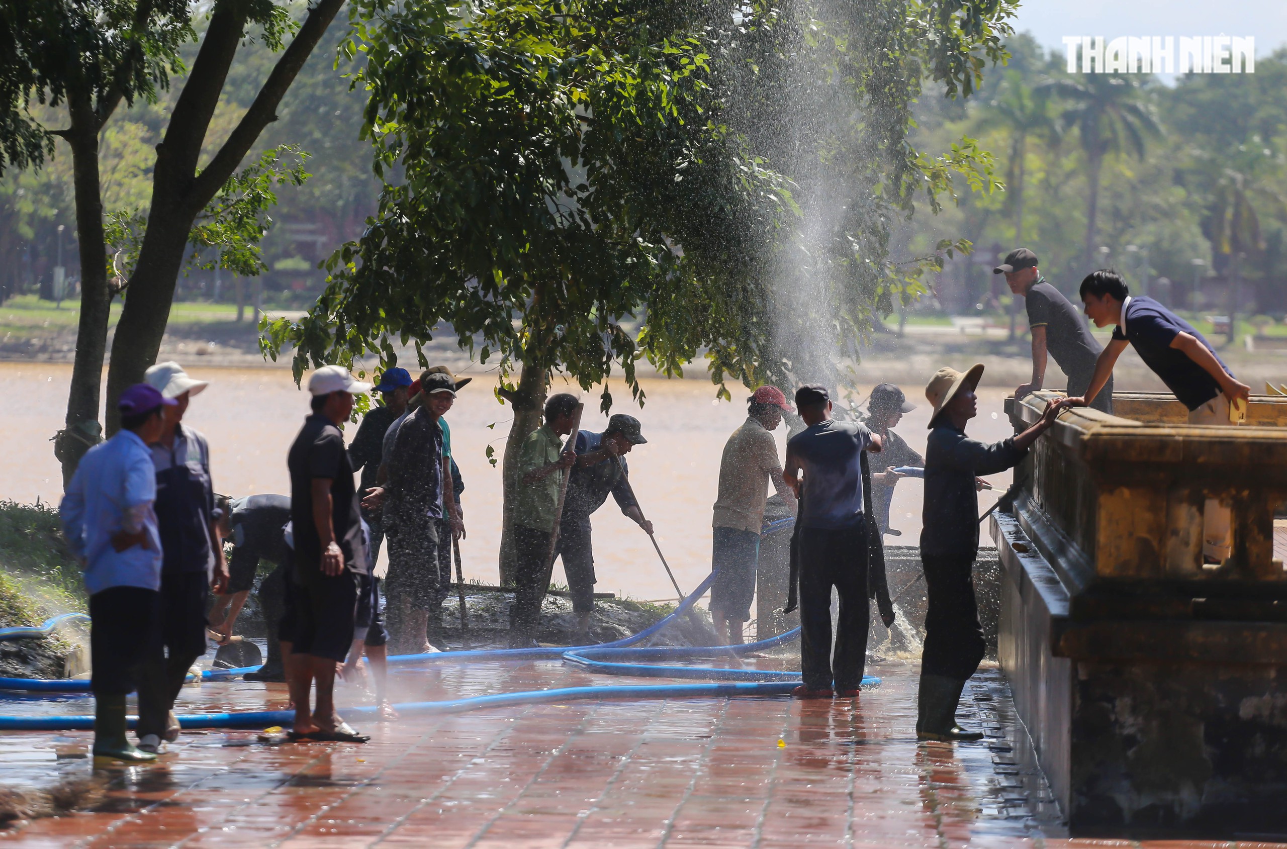 Huế sau lũ lịch sử: Nắng lên, lòng người phấn khởi - Ảnh 15.