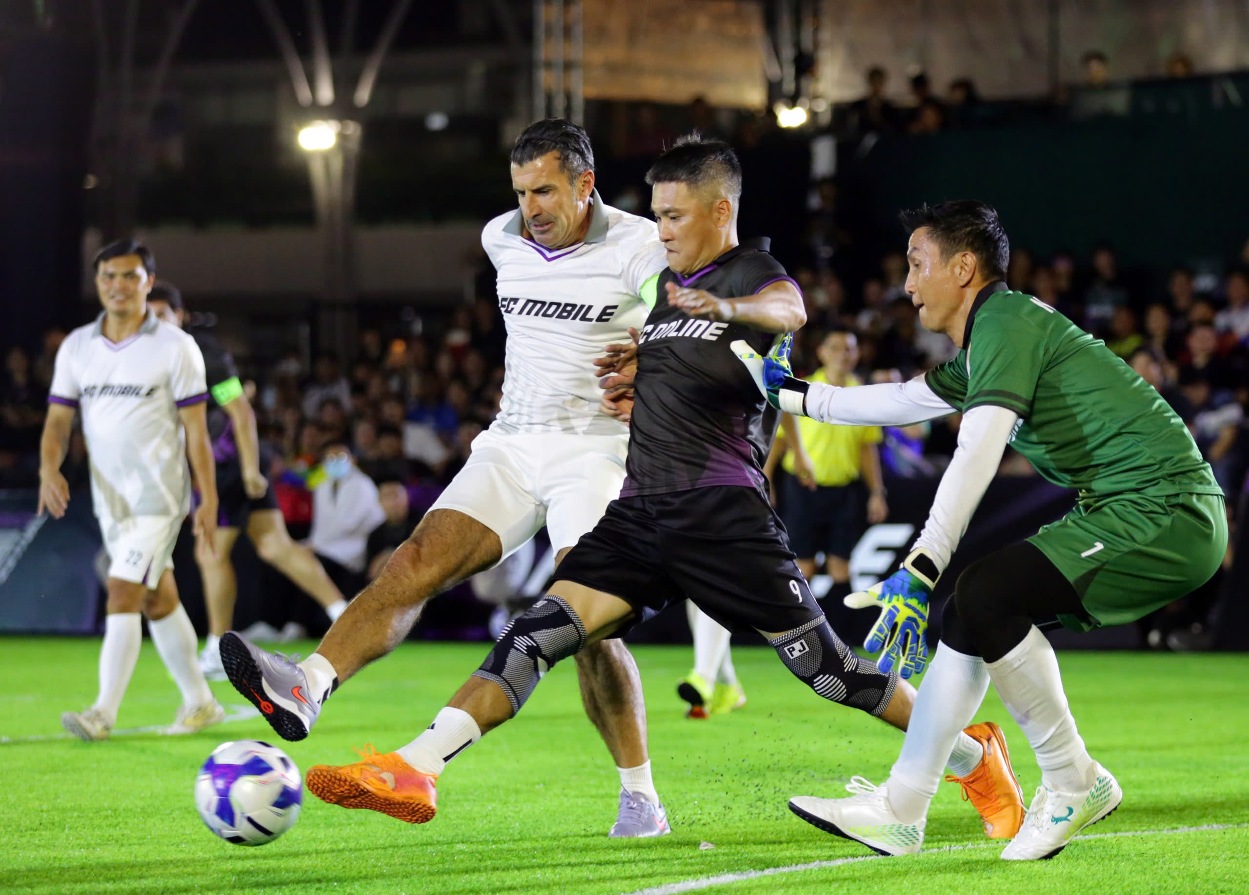 'ទេវតា' Kaka និងរឿងព្រេងនិទាន Figo បំផុសបាល់ទាត់នៅវៀតណាម - រូបថត 3 ។ ‘Thiên thần’ Kaka và huyền thoại Figo truyền cảm hứng bóng đá đến Việt Nam- Ảnh 3.