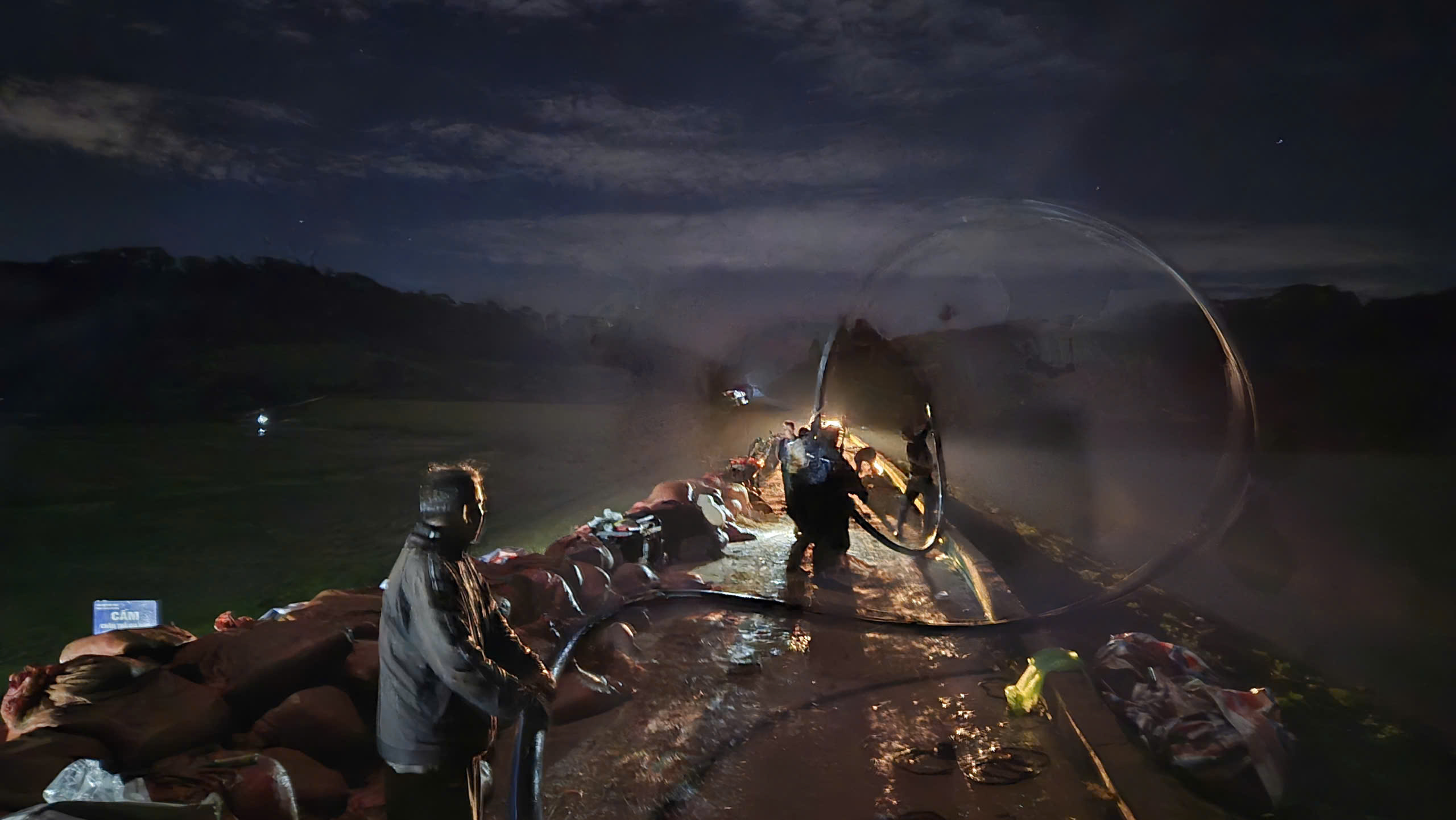 Hàng trăm người trắng đêm cứu hồ Cay An trước nguy cơ vỡ đập- Ảnh 6. Hàng trăm người trắng đêm cứu hồ Cay An trước nguy cơ vỡ đập- Ảnh 6.