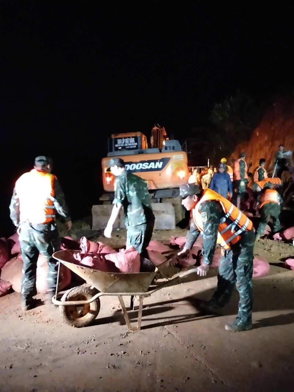 Hàng trăm người trắng đêm cứu hồ Cay An trước nguy cơ vỡ đập- Ảnh 9. Hàng trăm người trắng đêm cứu hồ Cay An trước nguy cơ vỡ đập- Ảnh 9.