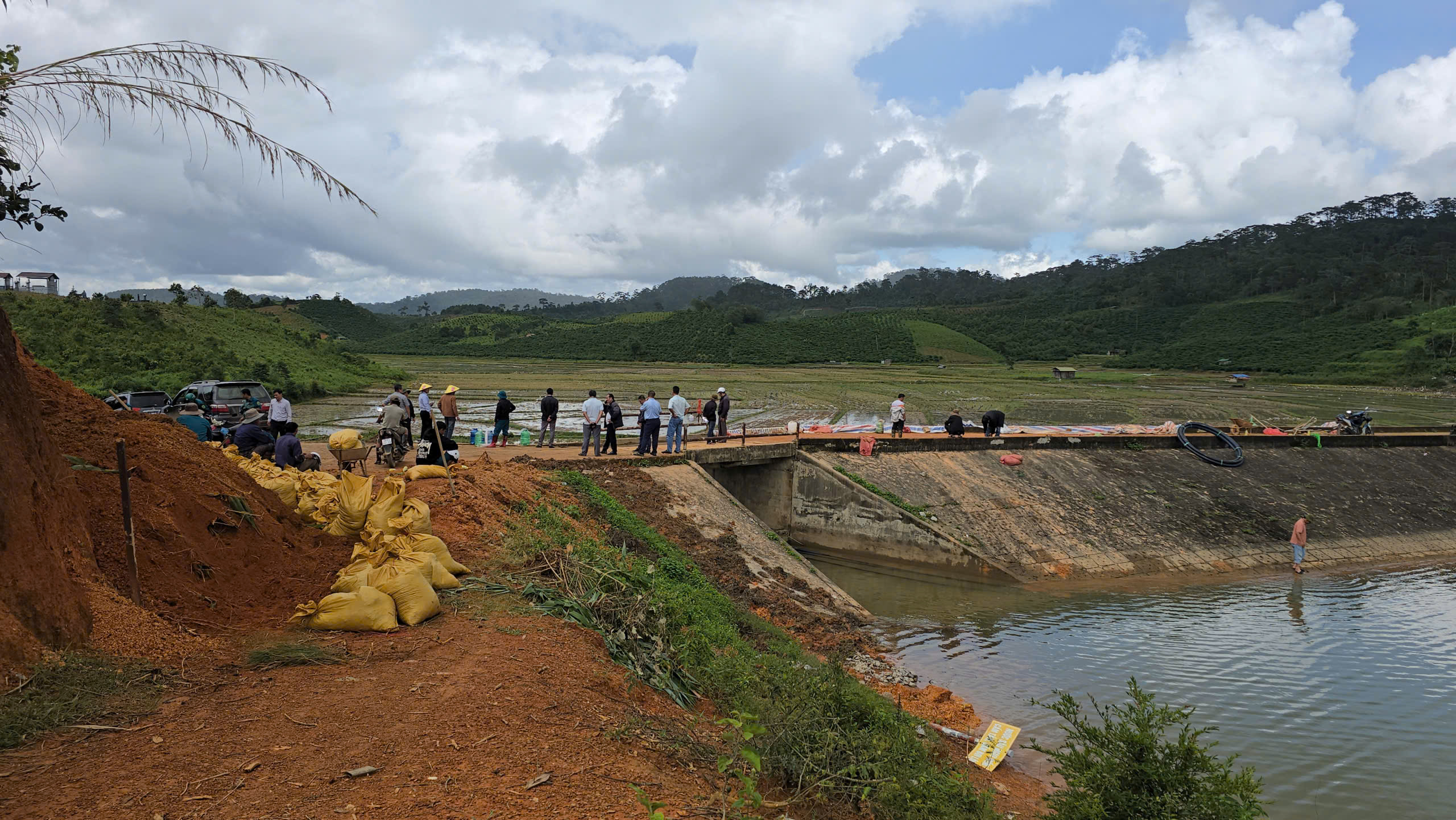 Lâm Đồng chi 2,9 tỉ đồng khắc phục khẩn cấp sạt trượt hồ chứa nước Cay An- Ảnh 1. Lâm Đồng chi 2,9 tỉ đồng khắc phục khẩn cấp sạt trượt hồ chứa nước Cay An- Ảnh 1.