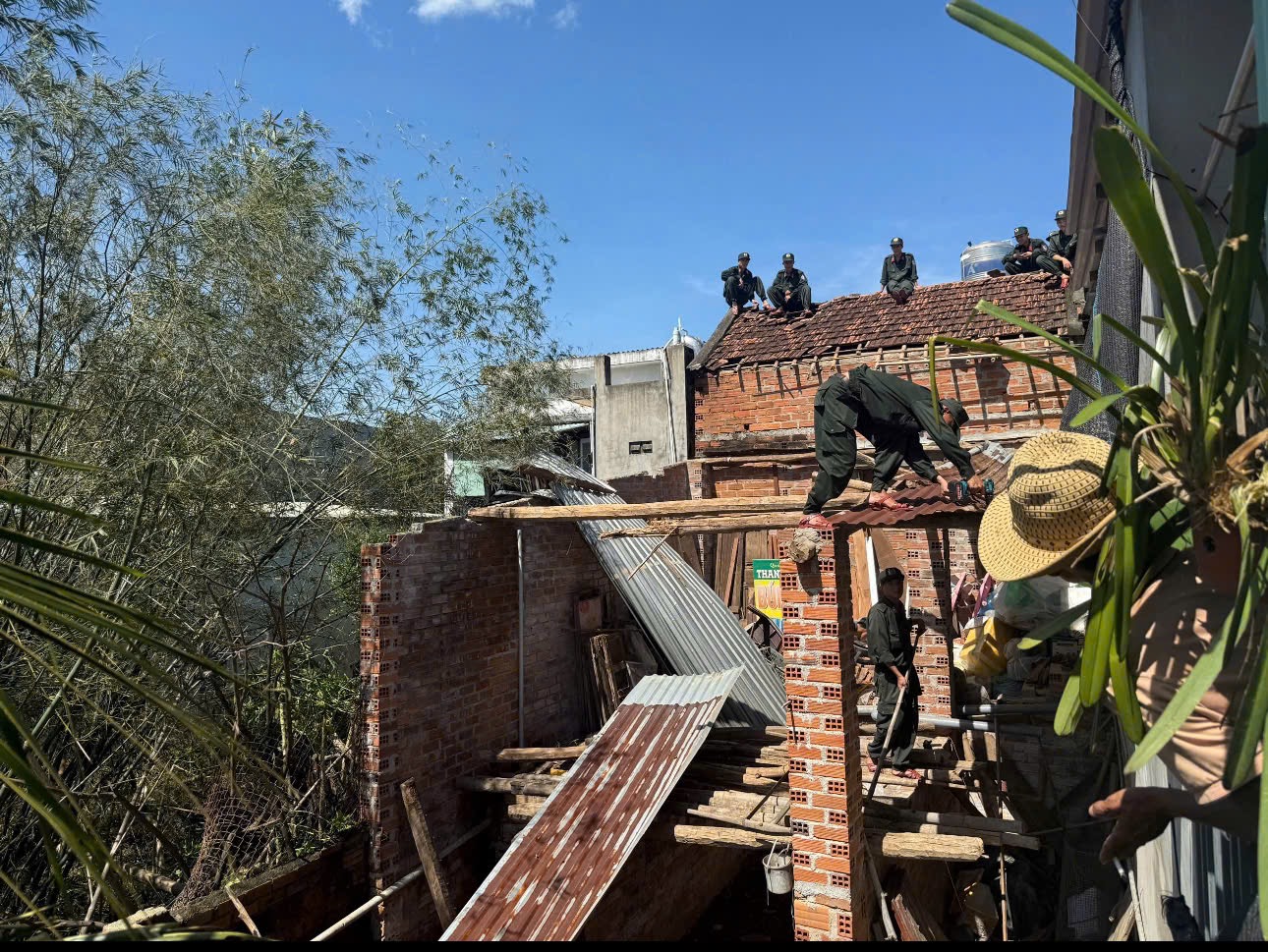 Hàng trăm CSCĐ giúp dân dọn đường, sửa nhà sau bão số 13 - Ảnh 10.