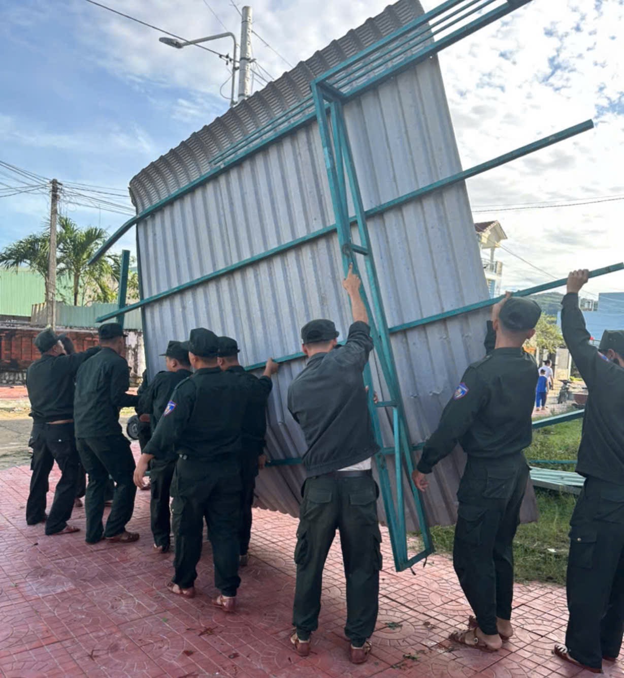 Hàng trăm CSCĐ giúp dân dọn đường, sửa nhà sau bão số 13 - Ảnh 3.