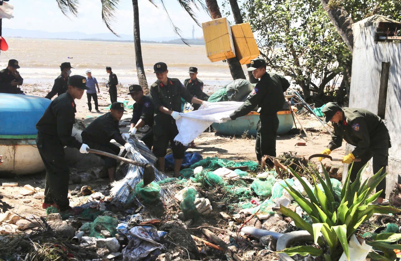 Hàng trăm CSCĐ giúp dân dọn đường, sửa nhà sau bão số 13 - Ảnh 5.