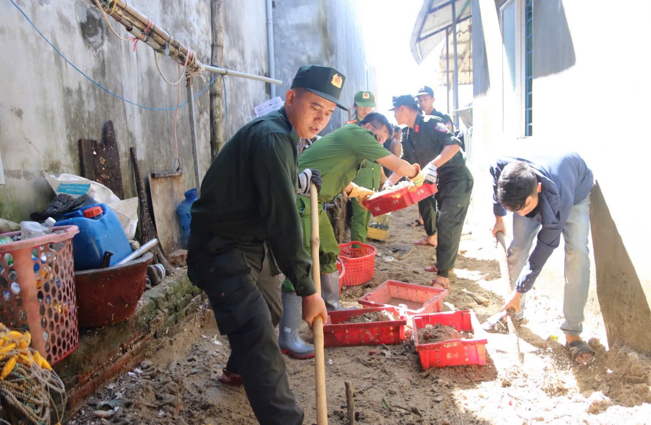 Hàng trăm CSCĐ giúp dân dọn đường, sửa nhà sau bão số 13 - Ảnh 15.