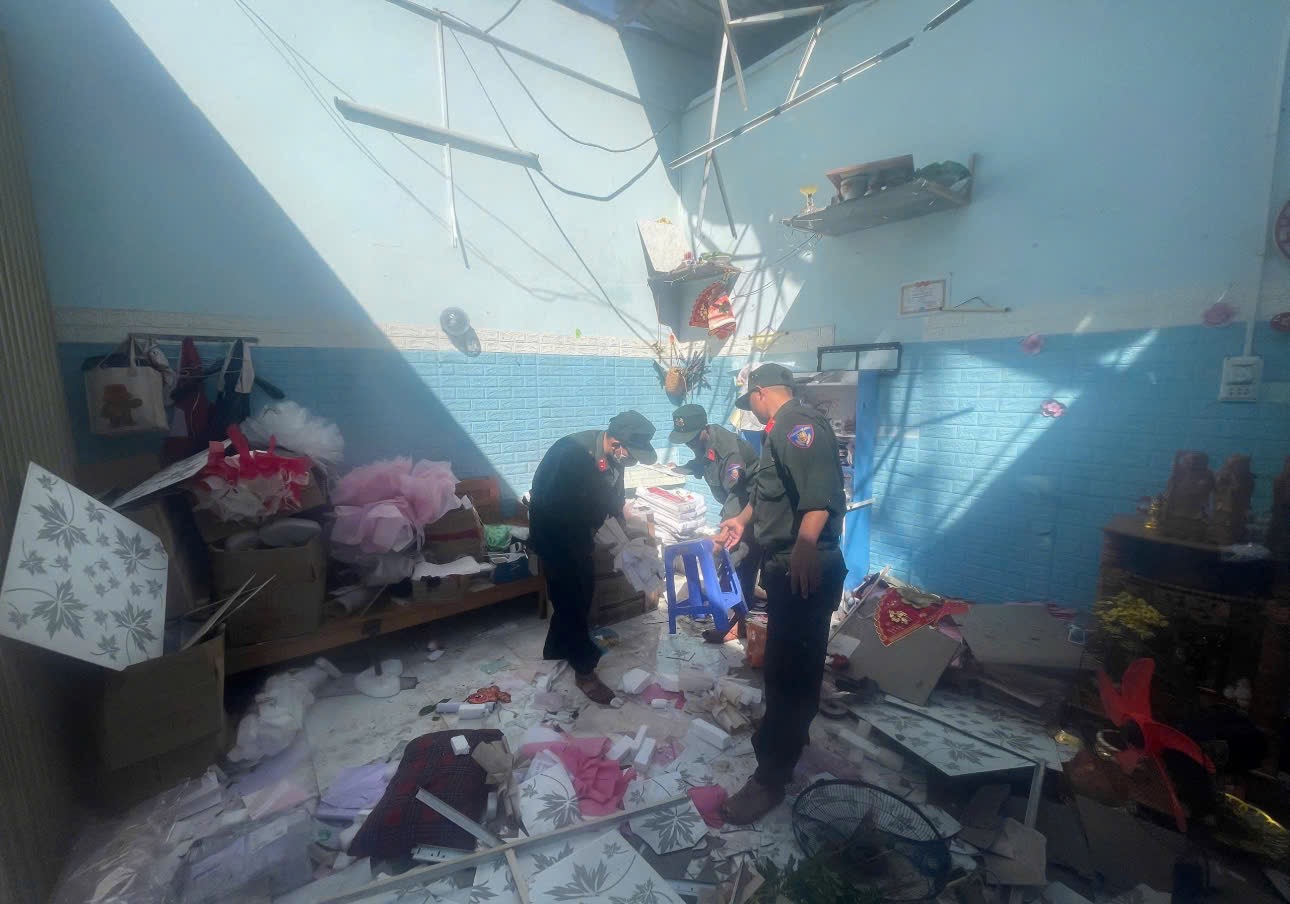 Hàng trăm CSCĐ giúp dân dọn đường, sửa nhà sau bão số 13 - Ảnh 14.