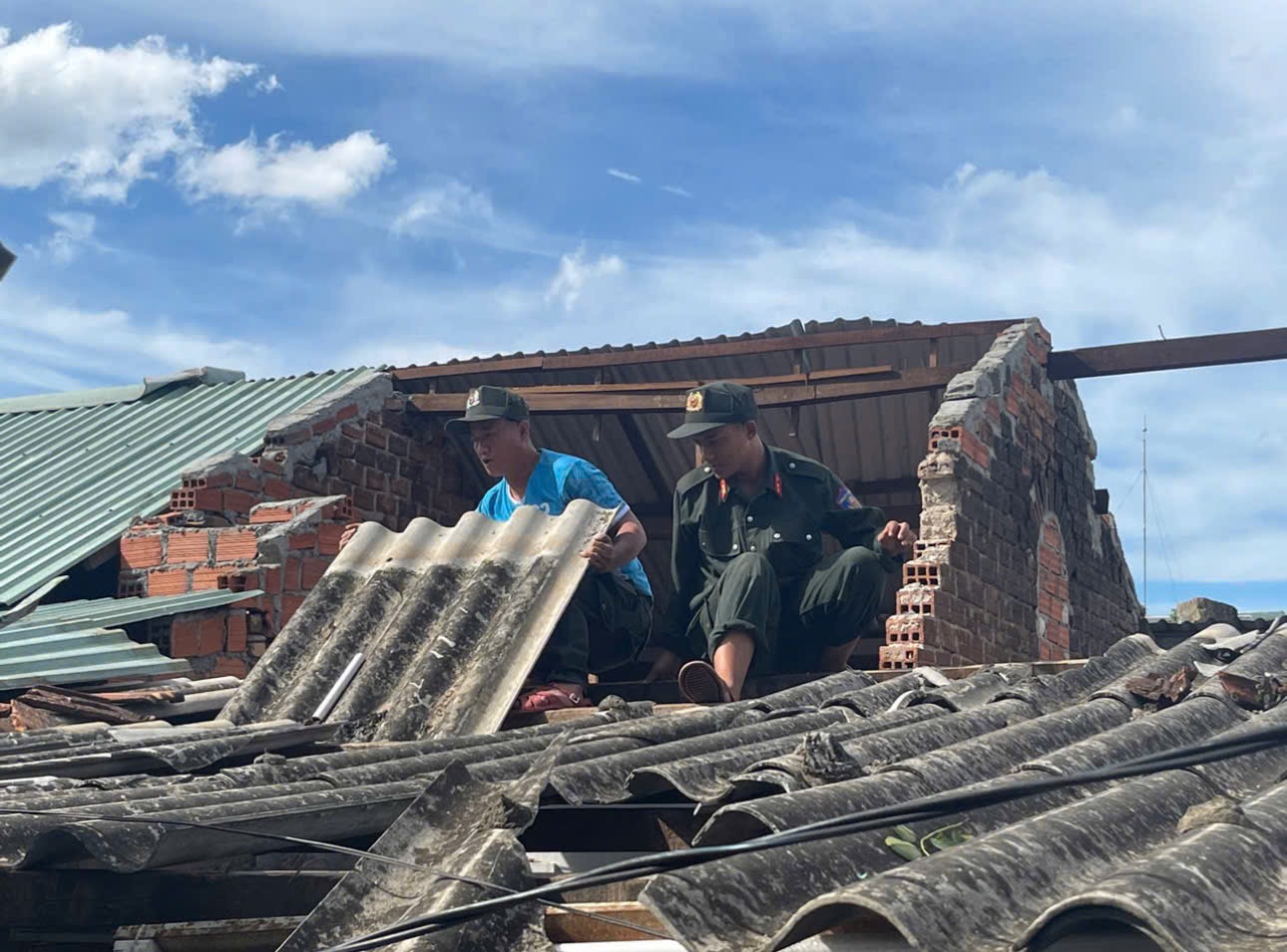 Hàng trăm CSCĐ giúp dân dọn đường, sửa nhà sau bão số 13 - Ảnh 9.