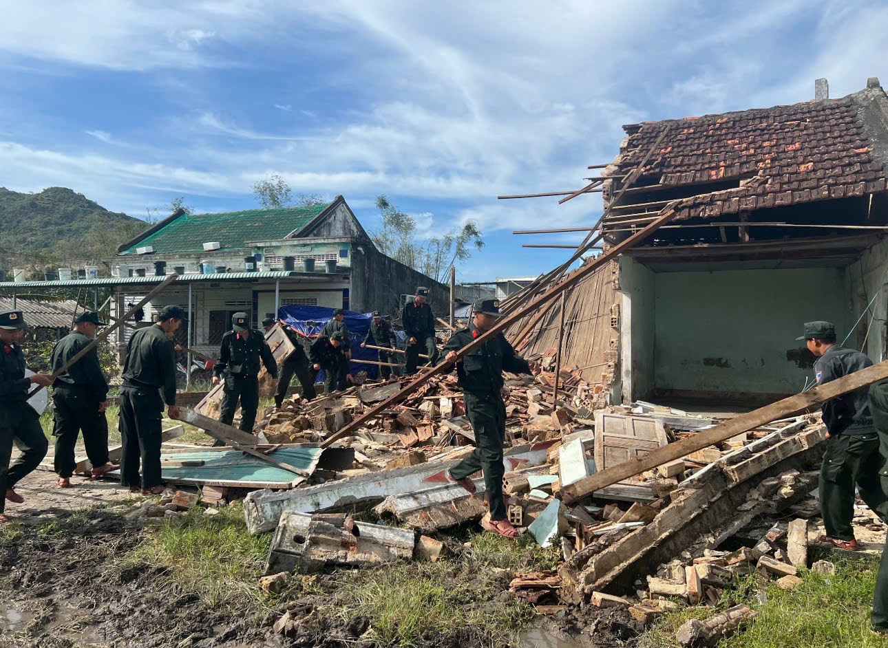 Hàng trăm CSCĐ giúp dân dọn đường, sửa nhà sau bão số 13 - Ảnh 1.