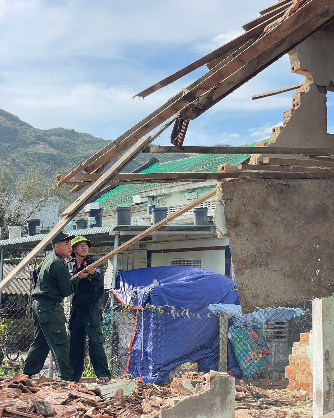 Hàng trăm CSCĐ giúp dân dọn đường, sửa nhà sau bão số 13 - Ảnh 2.