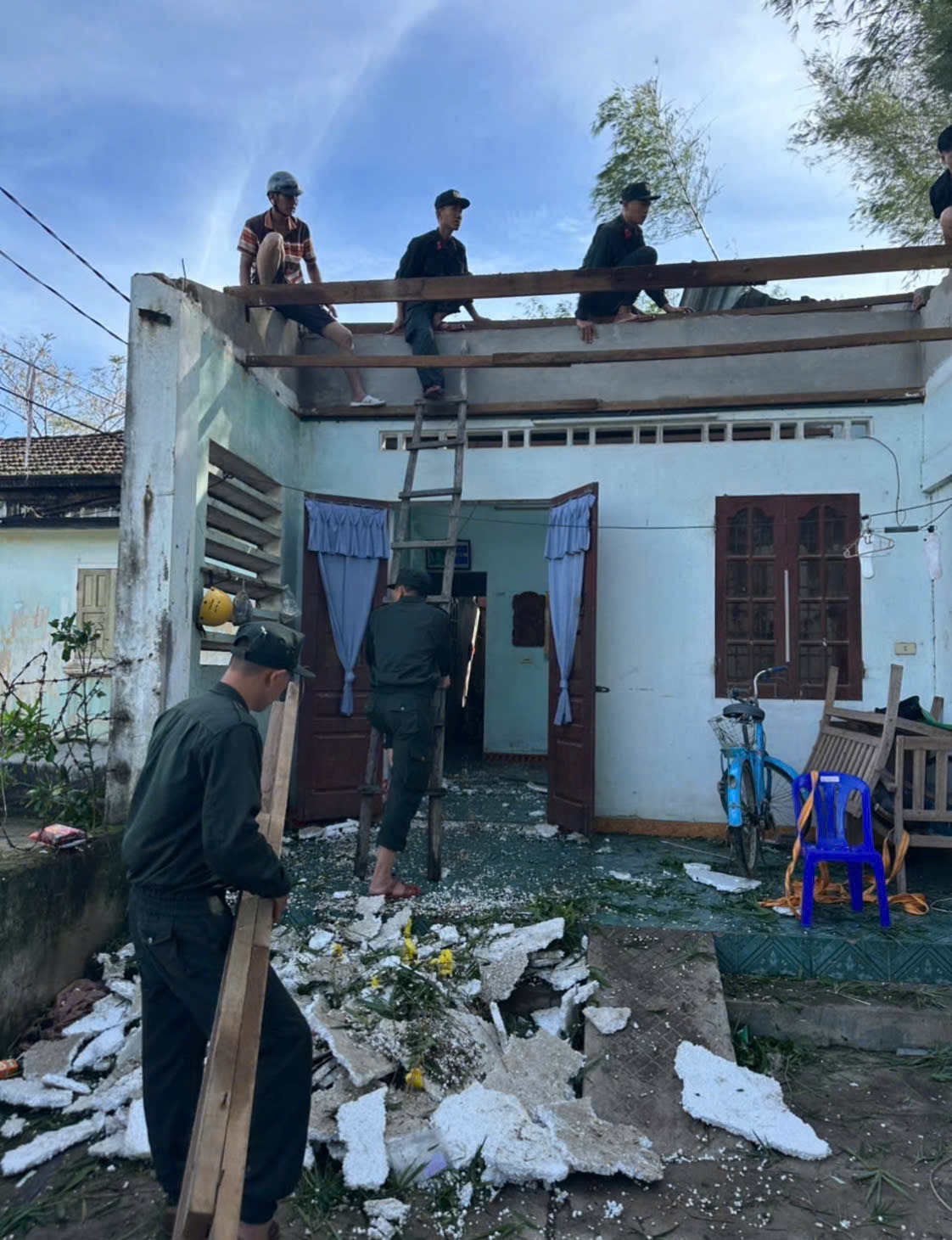 Hàng trăm CSCĐ giúp dân dọn đường, sửa nhà sau bão số 13 - Ảnh 7.