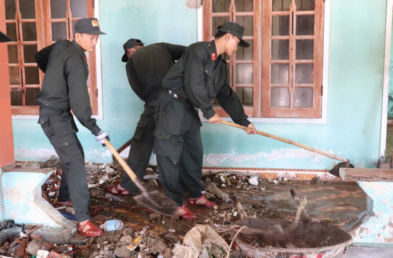Hàng trăm CSCĐ giúp dân dọn đường, sửa nhà sau bão số 13 - Ảnh 12.