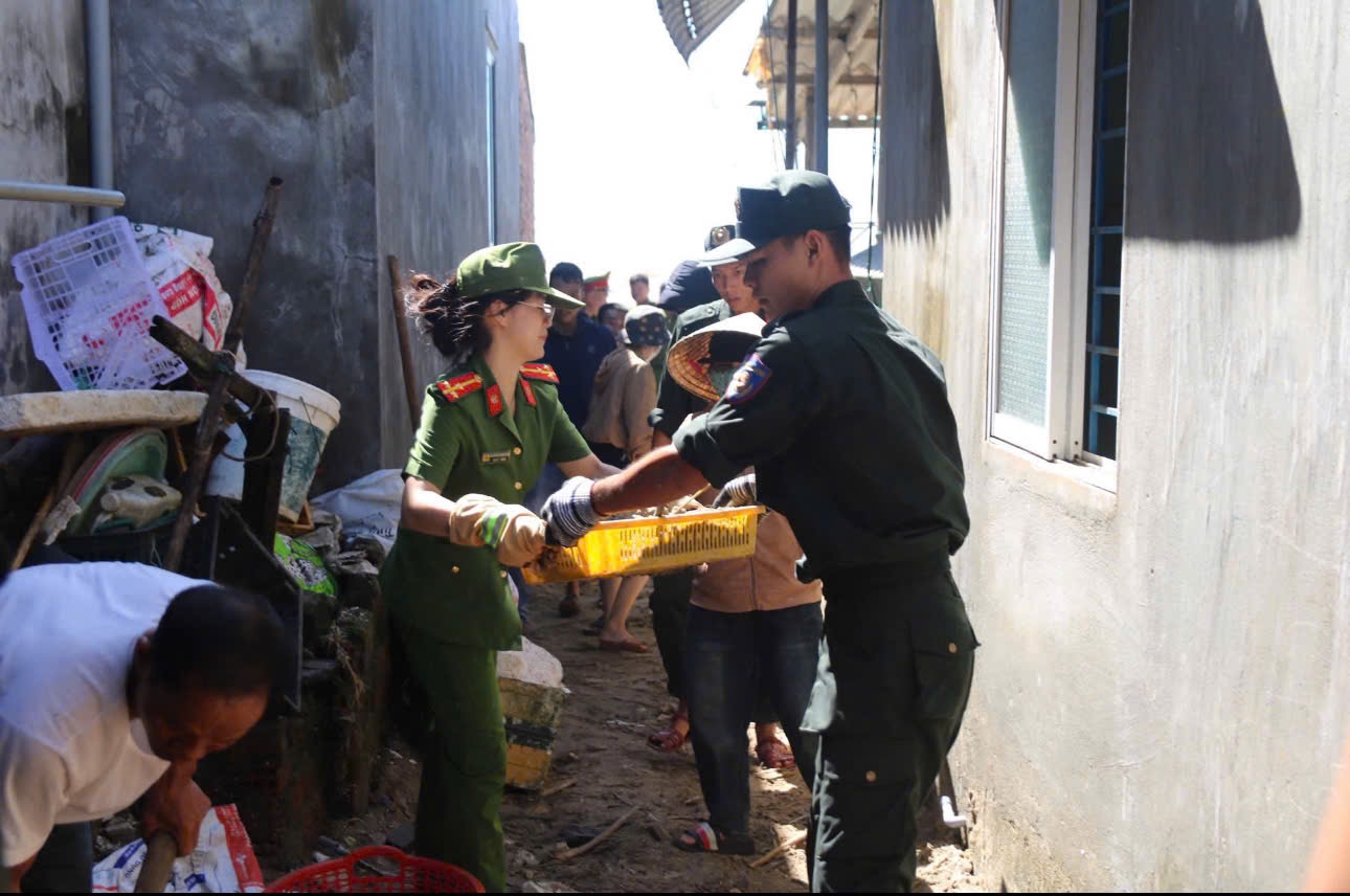 Hàng trăm CSCĐ giúp dân dọn đường, sửa nhà sau bão số 13 - Ảnh 11.