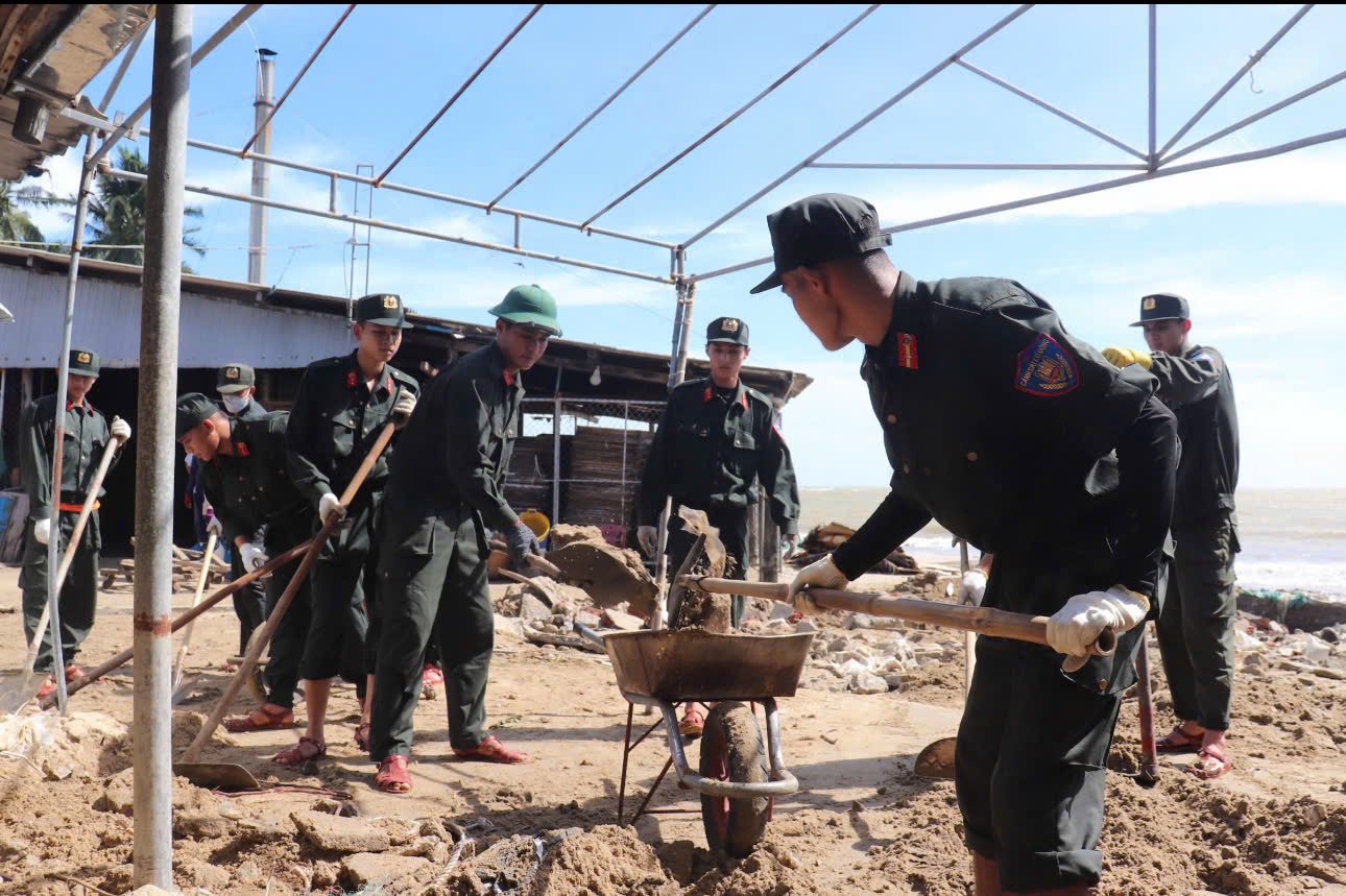 Hàng trăm CSCĐ giúp dân dọn đường, sửa nhà sau bão số 13 - Ảnh 13.