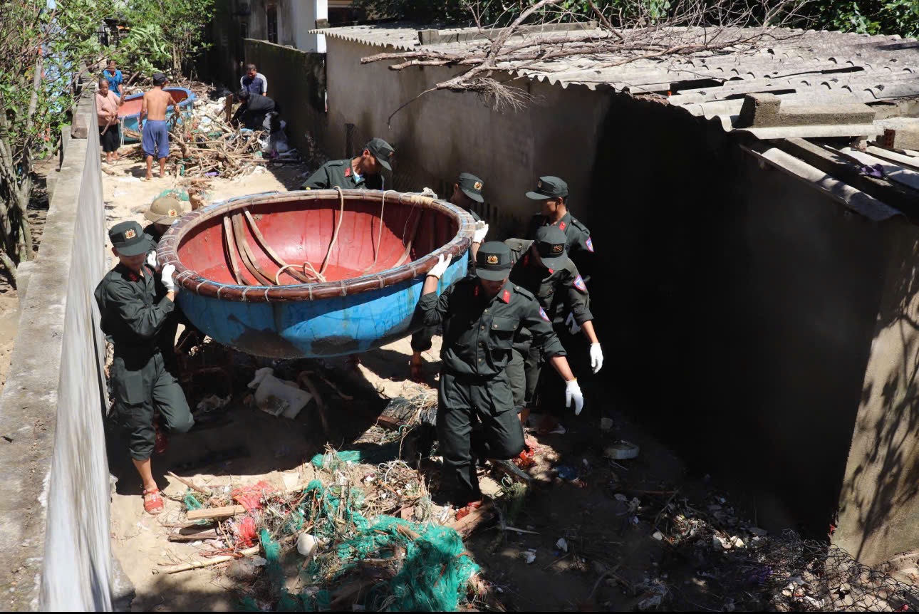 Hàng trăm CSCĐ giúp dân dọn đường, sửa nhà sau bão số 13 - Ảnh 4.