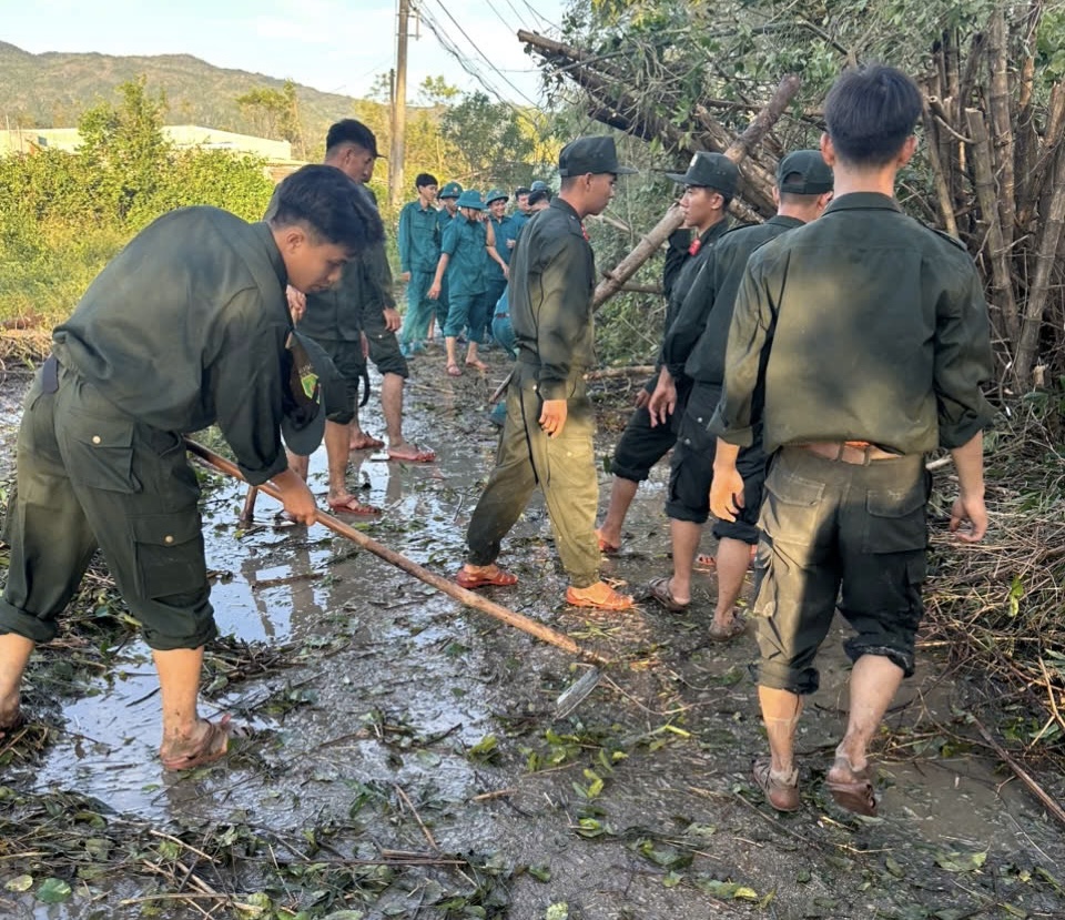 Hàng trăm CSCĐ giúp dân dọn đường, sửa nhà sau bão số 13 - Ảnh 6.