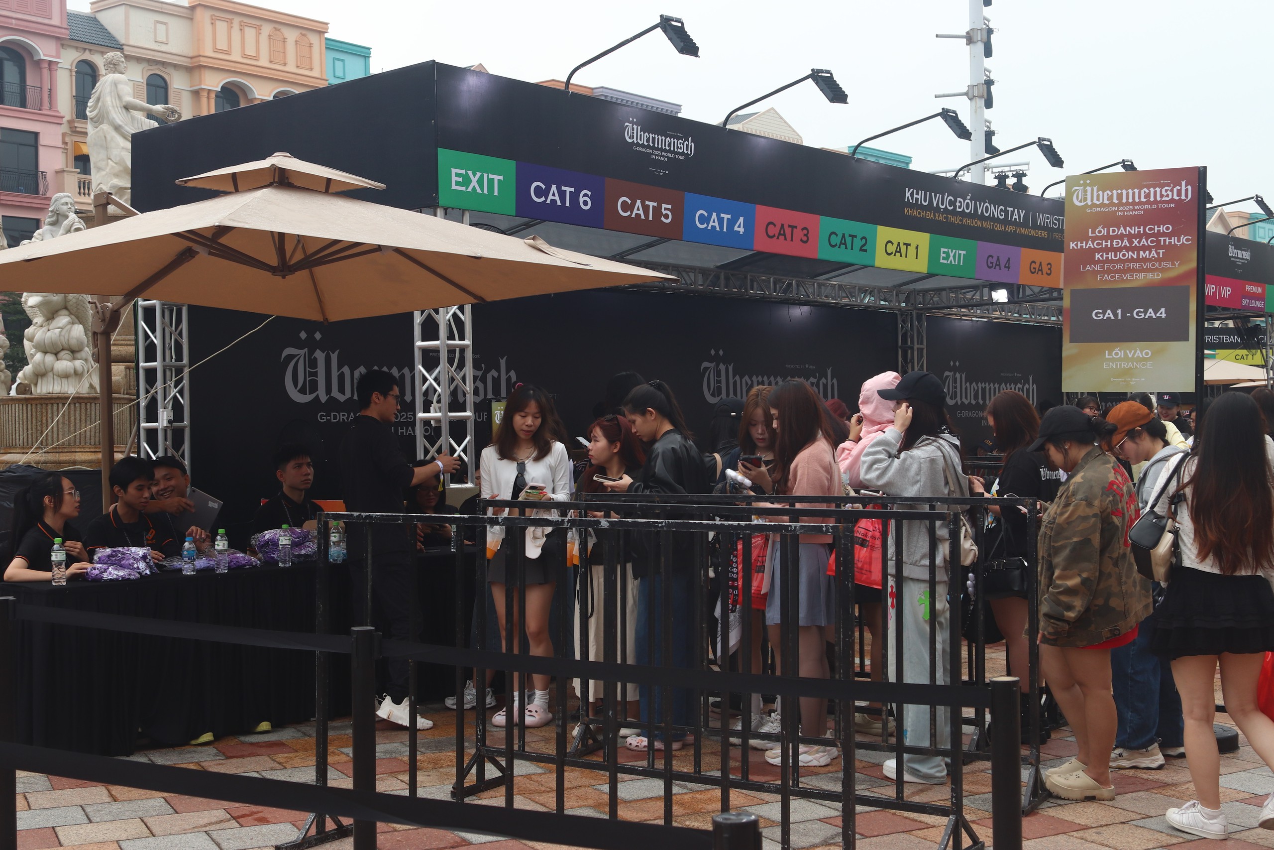 G-DRAGON 2025 WORLD TOUR [&Uuml;bermensch] IN HANOI: Fan từ H&agrave;n về Việt Nam 'đu idol' - Ảnh 1.