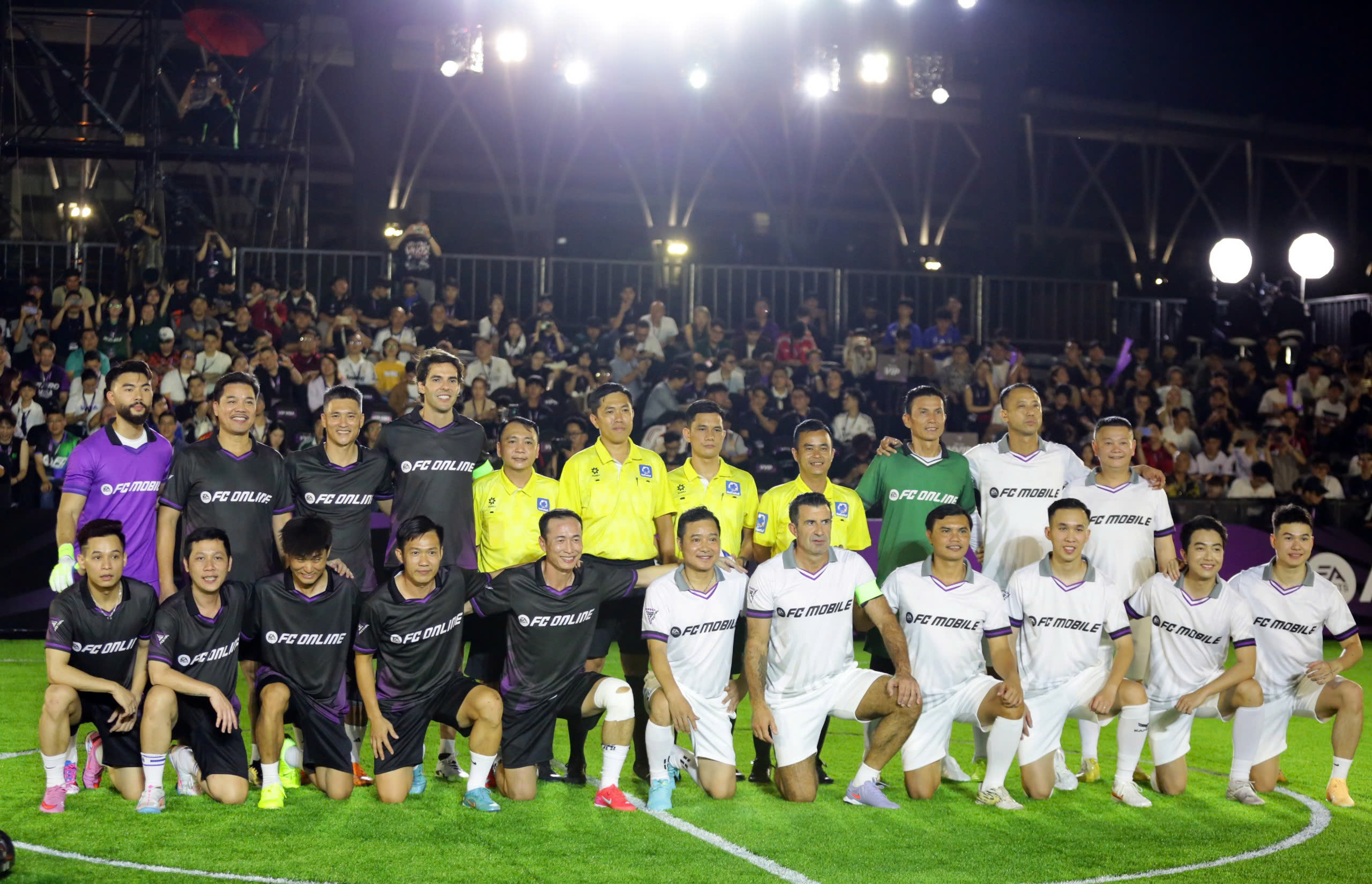 'ទេវតា' Kaka និងរឿងព្រេងនិទាន Figo បំផុសបាល់ទាត់នៅវៀតណាម - រូបថត 2 ។ ‘Thiên thần’ Kaka và huyền thoại Figo truyền cảm hứng bóng đá đến Việt Nam- Ảnh 2.