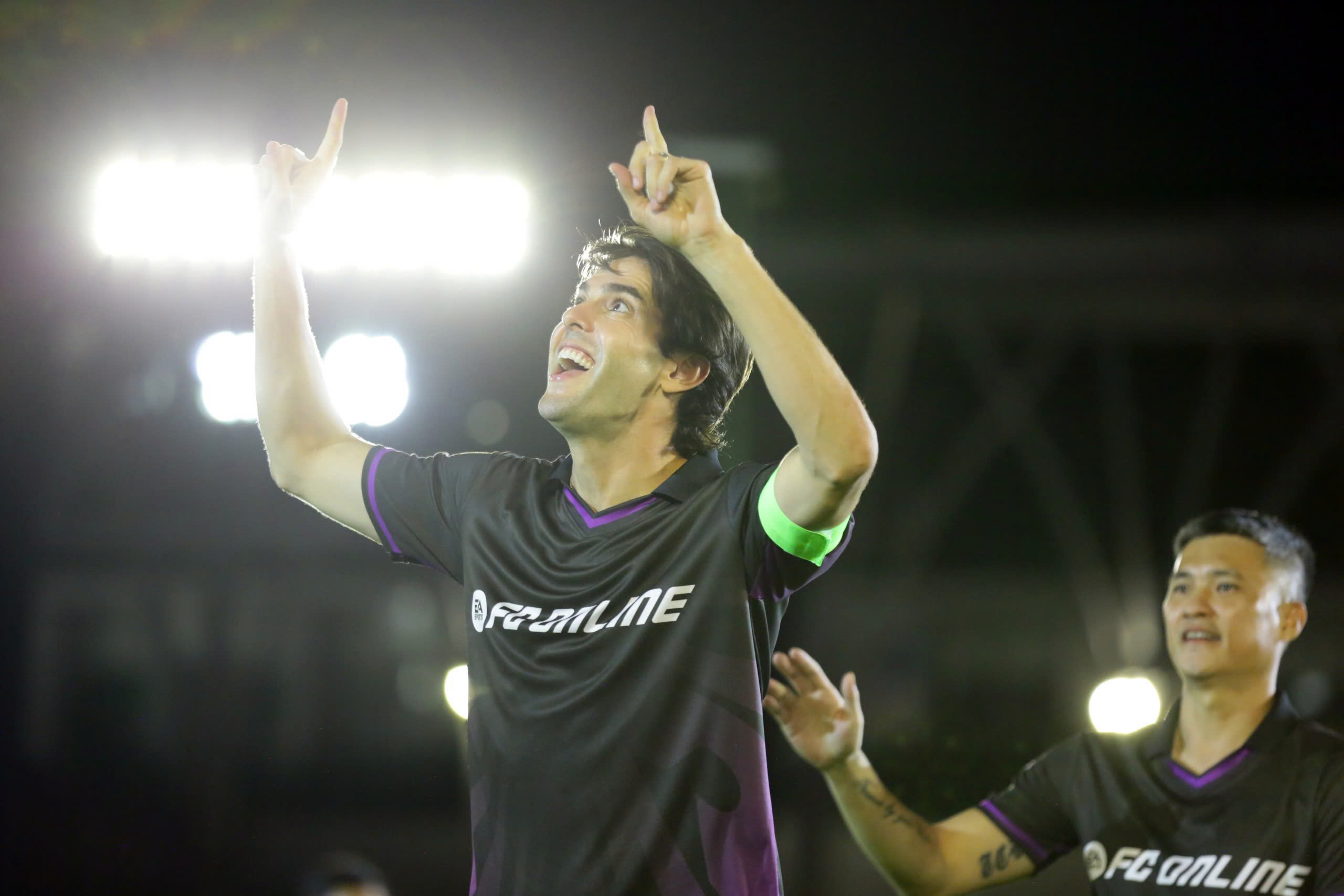 'ទេវតា' Kaka និងរឿងព្រេងនិទាន Figo បំផុសបាល់ទាត់នៅវៀតណាម - រូបថត 1 ។ ‘Thiên thần’ Kaka và huyền thoại Figo truyền cảm hứng bóng đá đến Việt Nam- Ảnh 1.