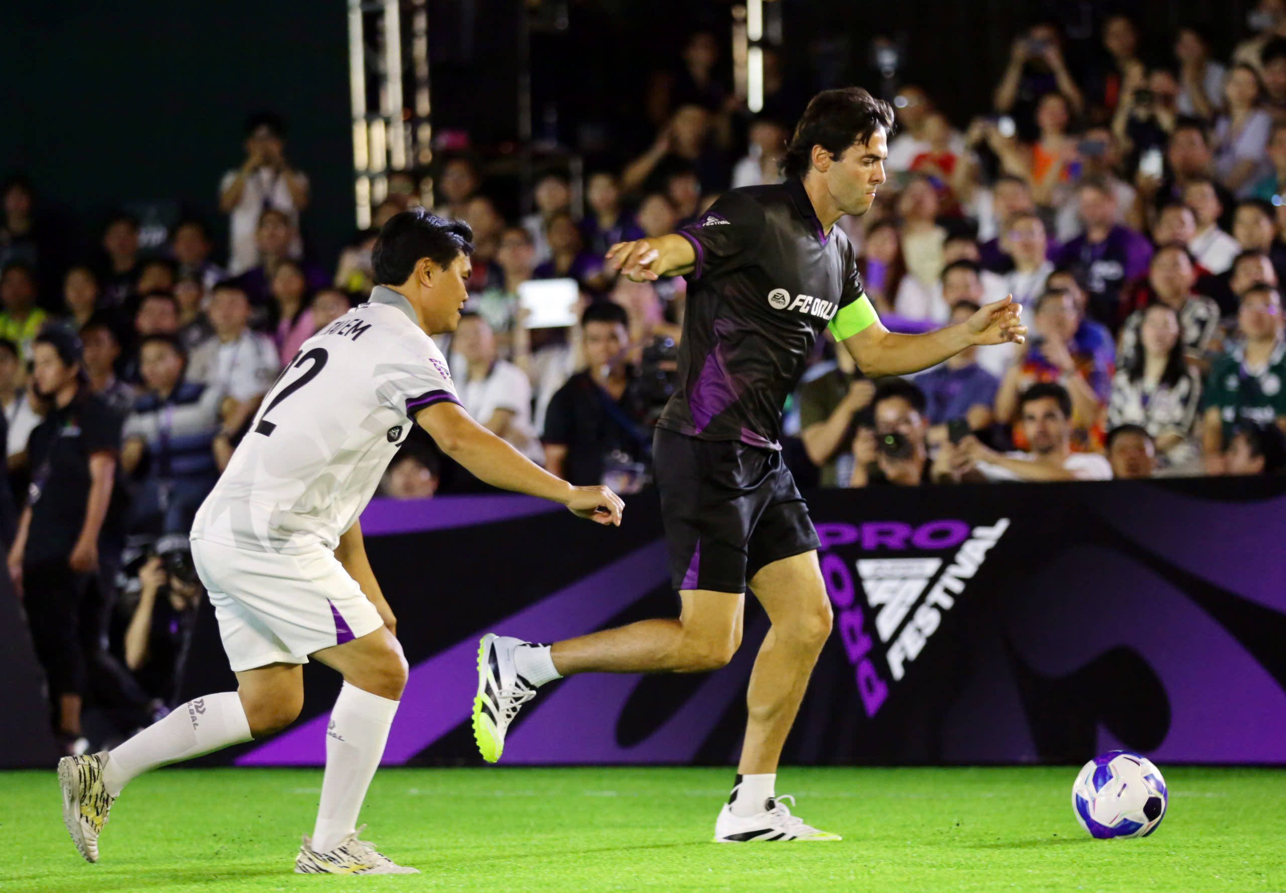 'ទេវតា' Kaka និងរឿងព្រេងនិទាន Figo បំផុសបាល់ទាត់នៅវៀតណាម - រូបថត 4 ។ ‘Thiên thần’ Kaka và huyền thoại Figo truyền cảm hứng bóng đá đến Việt Nam- Ảnh 4.