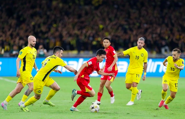 Núi tiền dùng để kiện FIFA, sao FAM không dùng vào việc khác có ích hơn?
- Ảnh 1. Núi tiền dùng để kiện FIFA, sao FAM không dùng vào việc khác có ích hơn?
- Ảnh 1.