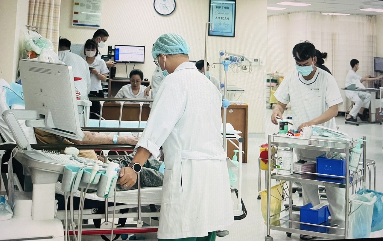 Vụ nghi ngộ độc sau ăn bánh mì: Thai phụ nhập viện, đã tăng lên 162 ca- Ảnh 1.